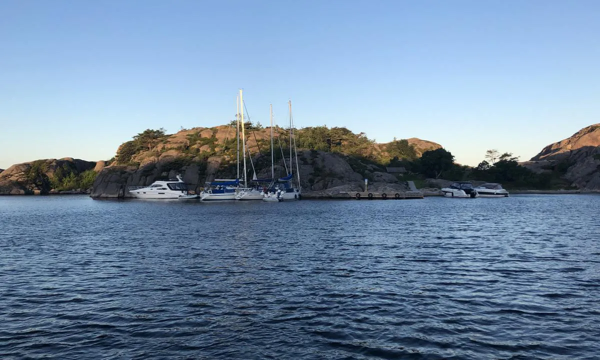 Ny-Hellesund - Olavsundet: Det er flest plasser med fortøying inn mot land, og også noen svaiplasser.