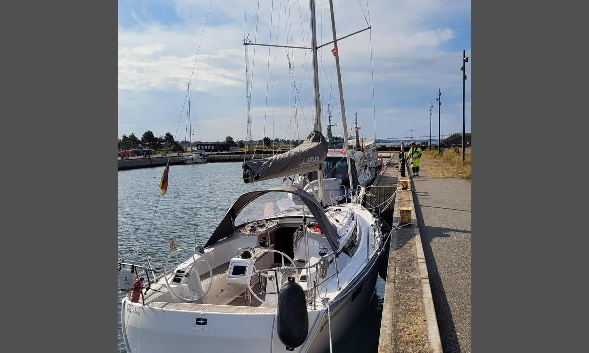 Fredericia - Gammelhavn: {"base": "de", "no": "Utsikt langs vestre molo mot s\u00f8r / Beltet.", "se": "Utsikt l\u00e4ngs den v\u00e4stra piren mot s\u00f6der / B\u00e4ltet.", "en": "View along the western breakwater to the south / Belt.", "da": "Udsigt langs den vestlige mole mod syd / B\u00e6ltet.", "fr": "Vue le long de la jet\u00e9e ouest vers le sud / ceinture.", "de": "Blick entlang der westlichen Mole nach S\u00fcden / Belt.", "es": "Vista a lo largo del espig\u00f3n occidental hacia el sur / Cintur\u00f3n.", "it": "Vista lungo il molo occidentale verso sud / Belt.", "pt": "Vista ao longo do molhe ocidental em dire\u00e7\u00e3o ao sul / Cintur\u00e3o.", "nl": "Uitzicht langs de westelijke pier naar het zuiden / Belt.", "pl": "Widok wzd\u0142u\u017c zachodniego falochronu na po\u0142udnie / Belt.", "uk": "\u0412\u0438\u0434 \u0432\u0437\u0434\u043e\u0432\u0436 \u0437\u0430\u0445\u0456\u0434\u043d\u043e\u0433\u043e \u043c\u043e\u043b\u0443 \u043d\u0430 \u043f\u0456\u0432\u0434\u0435\u043d\u044c / \u0411\u0435\u043b\u0442.", "ro": "Privire de-a lungul digului vestic spre sud / Centur\u0103.", "tr": "Bat\u0131 mendire\u011fi boyunca g\u00fcneye / Kemer y\u00f6n\u00fcne bak\u0131\u015f.", "el": "\u0398\u03ad\u03b1 \u03ba\u03b1\u03c4\u03ac \u03bc\u03ae\u03ba\u03bf\u03c2 \u03c4\u03b7\u03c2 \u03b4\u03c5\u03c4\u03b9\u03ba\u03ae\u03c2 \u03c0\u03c1\u03bf\u03b2\u03bb\u03ae\u03c4\u03b1\u03c2 \u03c0\u03c1\u03bf\u03c2 \u03bd\u03cc\u03c4\u03bf / \u039c\u03c0\u03ad\u03bb\u03c4.", "cs": "Pohled pod\u00e9l z\u00e1padn\u00edho mola na jih / P\u00e1s.", "hu": "Kil\u00e1t\u00e1s a nyugati m\u00f3l\u00f3 ment\u00e9n d\u00e9lre / Belt.", "fi": "N\u00e4kym\u00e4 l\u00e4nsimutkan varrelta etel\u00e4\u00e4n / vy\u00f6hyke.", "bg": "\u0418\u0437\u0433\u043b\u0435\u0434 \u043f\u043e \u0437\u0430\u043f\u0430\u0434\u043d\u0438\u044f \u043c\u043e\u043b \u043d\u0430 \u044e\u0433 / Belt.", "sr": "Pogled du\u017e zapadnog mola prema jugu / Belt.", "et": "Vaade l\u00e4\u00e4nepoolsele muulile l\u00f5una / Belt suunas.", "lv": "Skats gar rietumu molu uz dienvidiem / j\u016bras \u0161aurumu.", "lt": "Vaizdas palei vakarin\u012f mol\u0105 \u012f pietus / Belt\u0105."}