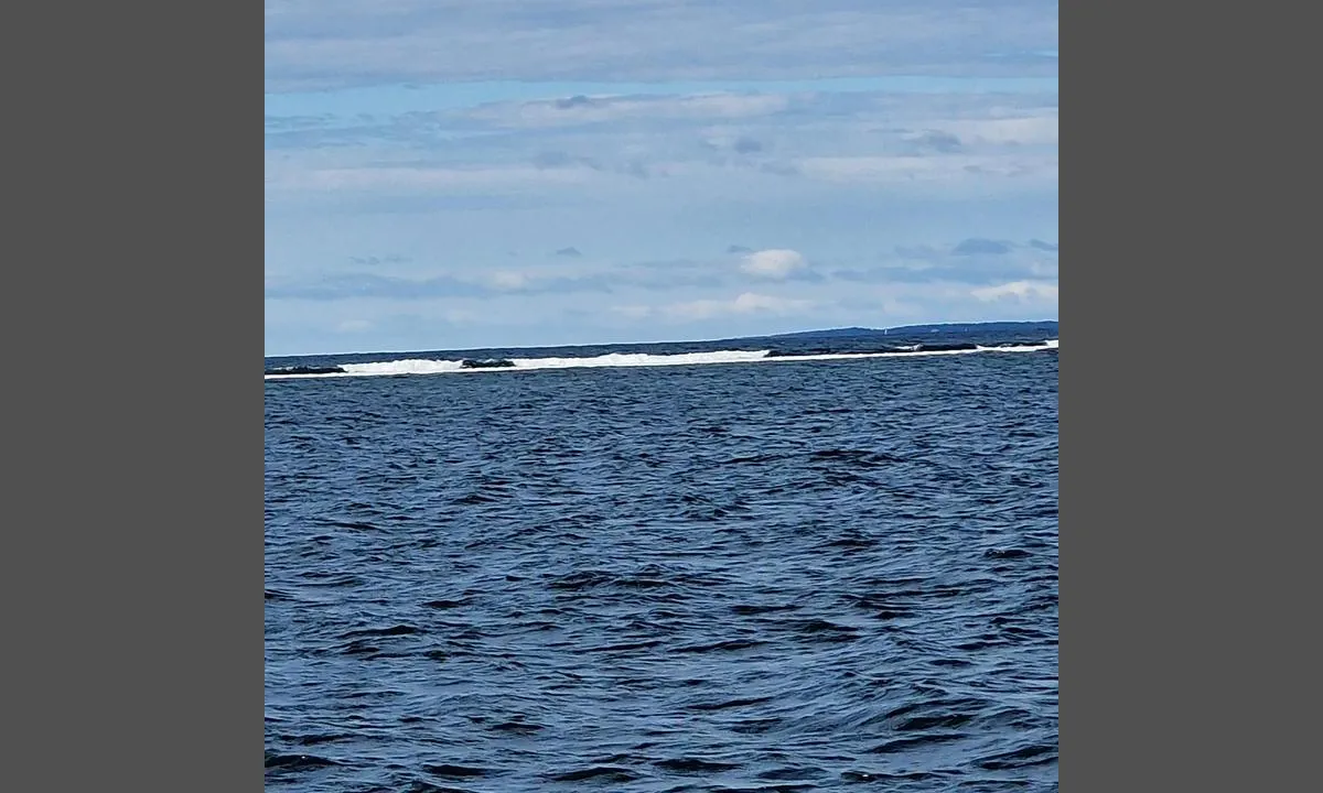 Omlid: Ligger som i en lagune med havet rett på utsiden av en stein grunne