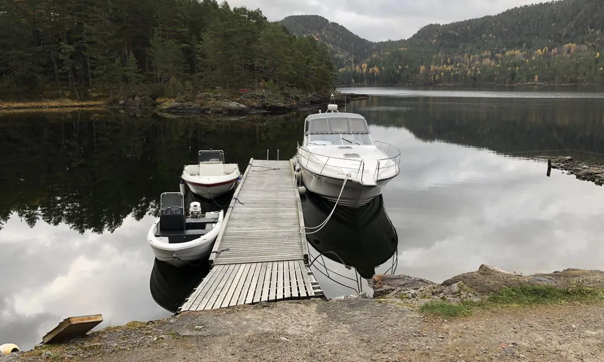 Omnes Camping: Denne flytebrygga anbefales til gjester. Her er det fin plass til to store båter.