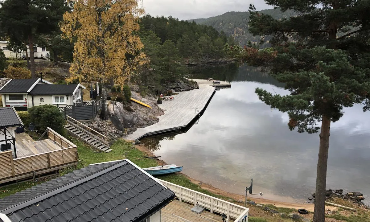 Det er en stor og fin kai på Omnes Camping. Det går å ligge longside her, men da ligger du utsatt til for bølgene som kommer fra kanalbåtene og større fritidsbåter. Et alternativ er å legge seg med dregg mot brygga.