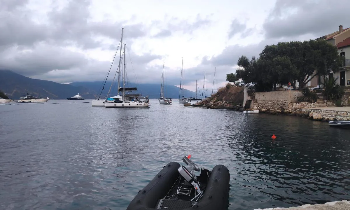 Ormos Fiskardo: {"base": "en", "no": "Dette er noen yachter som ligger fort\u00f8yd med lange liner p\u00e5 den s\u00f8rlige bredden av Fiskardo havn. Som du kan se fra bildet, er de fleste av de lange linene bundet til steiner p\u00e5 bredden.", "se": "Dessa \u00e4r n\u00e5gra yachter som ligger f\u00f6rt\u00f6jda med l\u00e5ngf\u00f6rt\u00f6jningar p\u00e5 den s\u00f6dra stranden av Fiskardo hamn. Som du kan se p\u00e5 bilden, \u00e4r de flesta av l\u00e5ngf\u00f6rt\u00f6jningarna bundna till stenar p\u00e5 stranden.", "en": "These are some yachts that are moored with long lines on the southern shore of Fiskardo Harbour. As you can see from the picture, most of the long lines are tied onto rocks on the shore.", "da": "Disse er nogle lystb\u00e5de, der er fort\u00f8jet med lange liner p\u00e5 den sydlige kyst af Fiskardo Havn. Som du kan se p\u00e5 billedet, er de fleste af de lange liner bundet til klipper p\u00e5 kysten.", "fr": "Ce sont quelques yachts amarr\u00e9s avec des lignes longues sur la rive sud du port de Fiskardo. Comme vous pouvez le voir sur la photo, la plupart des lignes longues sont attach\u00e9es \u00e0 des rochers sur la rive.", "de": "Dies sind einige Yachten, die mit langen Leinen an der S\u00fcdk\u00fcste des Hafens von Fiskardo festgemacht sind. Wie Sie auf dem Bild sehen k\u00f6nnen, sind die meisten der langen Leinen an Felsen am Ufer befestigt.", "es": "Estos son algunos yates que est\u00e1n amarrados con cabos largos en la costa sur del Puerto de Fiskardo. Como se puede ver en la imagen, la mayor\u00eda de los cabos largos est\u00e1n atados a las rocas en la costa.", "it": "Questi sono alcuni yacht ormeggiati con cime lunghe sulla riva meridionale del porto di Fiskardo. Come si pu\u00f2 vedere dalla foto, la maggior parte delle cime lunghe sono legate a rocce sulla riva.", "pt": "Estes s\u00e3o alguns iates atracados com longas amarras na margem sul do Porto de Fiskardo. Como voc\u00ea pode ver na foto, a maioria das longas amarras est\u00e3o presas em rochas na margem.", "nl": "Dit zijn enkele jachten die met lange lijnen zijn afgemeerd aan de zuidelijke oever van de haven van Fiskardo. Zoals u op de foto kunt zien, zijn de meeste lange lijnen aan rotsen op de kust vastgebonden.", "pl": "Oto kilka jacht\u00f3w zacumowanych z d\u0142ugimi cumami na po\u0142udniowym brzegu portu Fiskardo. Jak wida\u0107 na zdj\u0119ciu, wi\u0119kszo\u015b\u0107 d\u0142ugich cum jest przywi\u0105zana do ska\u0142 na brzegu.", "uk": "\u0426\u0435 \u0434\u0435\u044f\u043a\u0456 \u044f\u0445\u0442\u0438, \u0449\u043e \u043f\u0440\u0438\u0448\u0432\u0430\u0440\u0442\u043e\u0432\u0430\u043d\u0456 \u0434\u043e\u0432\u0433\u0438\u043c\u0438 \u0442\u0440\u043e\u0441\u0430\u043c\u0438 \u043d\u0430 \u043f\u0456\u0432\u0434\u0435\u043d\u043d\u043e\u043c\u0443 \u0431\u0435\u0440\u0435\u0437\u0456 \u0433\u0430\u0432\u0430\u043d\u0456 \u0424\u0456\u0441\u043a\u0430\u0440\u0434\u043e. \u042f\u043a \u0432\u0438\u0434\u043d\u043e \u0437 \u043c\u0430\u043b\u044e\u043d\u043a\u0430, \u0431\u0456\u043b\u044c\u0448\u0456\u0441\u0442\u044c \u0434\u043e\u0432\u0433\u0438\u0445 \u0442\u0440\u043e\u0441\u0456\u0432 \u043f\u0440\u0438\u0432'\u044f\u0437\u0430\u043d\u0456 \u0434\u043e \u043a\u0430\u043c\u0435\u043d\u0456\u0432 \u043d\u0430 \u0431\u0435\u0440\u0435\u0437\u0456.", "ro": "Acestea sunt c\u00e2teva iahturi care sunt ancorate cu linii lungi pe \u021b\u0103rmul sudic al portului Fiskardo. Dup\u0103 cum pute\u021bi vedea din imagine, majoritatea liniilor lungi sunt legate de st\u00e2ncile de pe \u021b\u0103rm.", "tr": "Bunlar, Fiskardo Liman\u0131'n\u0131n g\u00fcney k\u0131y\u0131s\u0131nda uzun halatlarla ba\u011flanm\u0131\u015f baz\u0131 yatlard\u0131r. Resimden de g\u00f6rebilece\u011finiz gibi, uzun halatlar\u0131n \u00e7o\u011fu k\u0131y\u0131daki kayalara ba\u011flanm\u0131\u015ft\u0131r.", "el": "\u0391\u03c5\u03c4\u03ac \u03b5\u03af\u03bd\u03b1\u03b9 \u03bc\u03b5\u03c1\u03b9\u03ba\u03ac \u03b3\u03b9\u03bf\u03c4 \u03c0\u03bf\u03c5 \u03b5\u03af\u03bd\u03b1\u03b9 \u03b4\u03b5\u03bc\u03ad\u03bd\u03b1 \u03bc\u03b5 \u03bc\u03b1\u03ba\u03c1\u03b9\u03ac \u03c3\u03c7\u03bf\u03b9\u03bd\u03b9\u03ac \u03c3\u03c4\u03b7 \u03bd\u03cc\u03c4\u03b9\u03b1 \u03b1\u03ba\u03c4\u03ae \u03c4\u03bf\u03c5 \u039b\u03b9\u03bc\u03b1\u03bd\u03b9\u03bf\u03cd \u03c4\u03bf\u03c5 \u03a6\u03b9\u03c3\u03ba\u03ac\u03c1\u03b4\u03bf\u03c5. \u038c\u03c0\u03c9\u03c2 \u03bc\u03c0\u03bf\u03c1\u03b5\u03af\u03c4\u03b5 \u03bd\u03b1 \u03b4\u03b5\u03af\u03c4\u03b5 \u03b1\u03c0\u03cc \u03c4\u03b7\u03bd \u03b5\u03b9\u03ba\u03cc\u03bd\u03b1, \u03c4\u03b1 \u03c0\u03b5\u03c1\u03b9\u03c3\u03c3\u03cc\u03c4\u03b5\u03c1\u03b1 \u03b1\u03c0\u03cc \u03c4\u03b1 \u03bc\u03b1\u03ba\u03c1\u03b9\u03ac \u03c3\u03c7\u03bf\u03b9\u03bd\u03b9\u03ac \u03b5\u03af\u03bd\u03b1\u03b9 \u03b4\u03b5\u03bc\u03ad\u03bd\u03b1 \u03c3\u03b5 \u03b2\u03c1\u03ac\u03c7\u03bf\u03c5\u03c2 \u03c3\u03c4\u03b7\u03bd \u03b1\u03ba\u03c4\u03ae.", "cs": "Toto jsou n\u011bkter\u00e9 jachty, kter\u00e9 jsou uv\u00e1z\u00e1ny dlouh\u00fdmi lany na ji\u017en\u00edm pob\u0159e\u017e\u00ed p\u0159\u00edstavu Fiskardo. Jak m\u016f\u017eete vid\u011bt na obr\u00e1zku, v\u011bt\u0161ina dlouh\u00fdch lan je p\u0159iv\u00e1z\u00e1na ke skal\u00e1m na pob\u0159e\u017e\u00ed.", "hu": "Ezek n\u00e9h\u00e1ny jacht, amelyek hossz\u00fa k\u00f6telekkel vannak kik\u00f6tve Fiskardo kik\u00f6t\u0151j\u00e9nek d\u00e9li partj\u00e1n. Ahogy a k\u00e9pen l\u00e1that\u00f3, a legt\u00f6bb hossz\u00fa k\u00f6t\u00e9l a parton l\u00e9v\u0151 szikl\u00e1khoz van r\u00f6gz\u00edtve.", "fi": "N\u00e4m\u00e4 ovat joitakin jahteja, jotka on kiinnitetty pitk\u00e4ll\u00e4 k\u00f6ydell\u00e4 Fiskardon sataman etel\u00e4rannalle. Kuten kuvasta n\u00e4kyy, suurin osa pitkist\u00e4 k\u00f6ysist\u00e4 on sidottu rantakallioihin.", "bg": "\u0422\u043e\u0432\u0430 \u0441\u0430 \u043d\u044f\u043a\u043e\u0438 \u044f\u0445\u0442\u0438, \u043a\u043e\u0438\u0442\u043e \u0441\u0430 \u0432\u044a\u0440\u0437\u0430\u043d\u0438 \u0441 \u0434\u044a\u043b\u0433\u0438 \u0432\u044a\u0436\u0435\u0442\u0430 \u043d\u0430 \u044e\u0436\u043d\u0438\u044f \u0431\u0440\u044f\u0433 \u043d\u0430 \u043f\u0440\u0438\u0441\u0442\u0430\u043d\u0438\u0449\u0435\u0442\u043e \u0424\u0438\u0441\u043a\u0430\u0440\u0434\u043e. \u041a\u0430\u043a\u0442\u043e \u043c\u043e\u0436\u0435 \u0434\u0430 \u0432\u0438\u0434\u0438\u0442\u0435 \u043e\u0442 \u0441\u043d\u0438\u043c\u043a\u0430\u0442\u0430, \u043f\u043e\u0432\u0435\u0447\u0435\u0442\u043e \u043e\u0442 \u0434\u044a\u043b\u0433\u0438\u0442\u0435 \u0432\u044a\u0436\u0435\u0442\u0430 \u0441\u0430 \u0437\u0430\u0432\u044a\u0440\u0437\u0430\u043d\u0438 \u0437\u0430 \u0441\u043a\u0430\u043b\u0438 \u043d\u0430 \u0431\u0440\u0435\u0433\u0430.", "sr": "\u041e\u0432\u043e \u0441\u0443 \u043d\u0435\u043a\u0435 \u0458\u0430\u0445\u0442\u0435 \u043a\u043e\u0458\u0435 \u0441\u0443 \u043f\u0440\u0438\u0447\u0432\u0440\u0448\u045b\u0435\u043d\u0435 \u0434\u0443\u0433\u0430\u0447\u043a\u0438\u043c \u0443\u0436\u0430\u0434\u0438\u043c\u0430 \u043d\u0430 \u0458\u0443\u0436\u043d\u043e\u0458 \u043e\u0431\u0430\u043b\u0438 \u0424\u0438\u0441\u043a\u0430\u0440\u0434\u043e \u043b\u0443\u043a\u0435. \u041a\u0430\u043e \u0448\u0442\u043e \u043c\u043e\u0436\u0435\u0442\u0435 \u0432\u0438\u0434\u0435\u0442\u0438 \u0441\u0430 \u0441\u043b\u0438\u043a\u0435, \u0432\u0435\u045b\u0438\u043d\u0430 \u0434\u0443\u0433\u0430\u0447\u043a\u0438\u0445 \u0443\u0436\u0430\u0434\u0438 \u0458\u0435 \u0432\u0435\u0437\u0430\u043d\u0430 \u0437\u0430 \u0441\u0442\u0435\u043d\u0435 \u043d\u0430 \u043e\u0431\u0430\u043b\u0438.", "et": "Need on m\u00f5ned jahid, mis on pikkade otsadega kinnitatud Fiskardo sadama l\u00f5unakaldale. Nagu pildilt n\u00e4ha, on enamik pikki otsi seotud kaldal asuvate kivide k\u00fclge.", "lv": "\u0160eit ir da\u017eas jahtas, kas nostiprin\u0101tas ar gariem tauviem pie Fiskardo ostas dienvidu krasta. K\u0101 redzams att\u0113l\u0101, liel\u0101k\u0101 da\u013ca no gariem tauviem ir piestiprin\u0101ti pie klint\u012bm uz krasta.", "lt": "Tai keletas jacht\u0173, prisi\u0161vartavusi\u0173 prie Fiskardo uosto pietin\u0117s krantin\u0117s su ilgomis virv\u0117mis. Kaip matote i\u0161 paveikslo, dauguma ilg\u0173 virvi\u0173 yra priri\u0161tos prie krantini\u0173 uol\u0173."}
