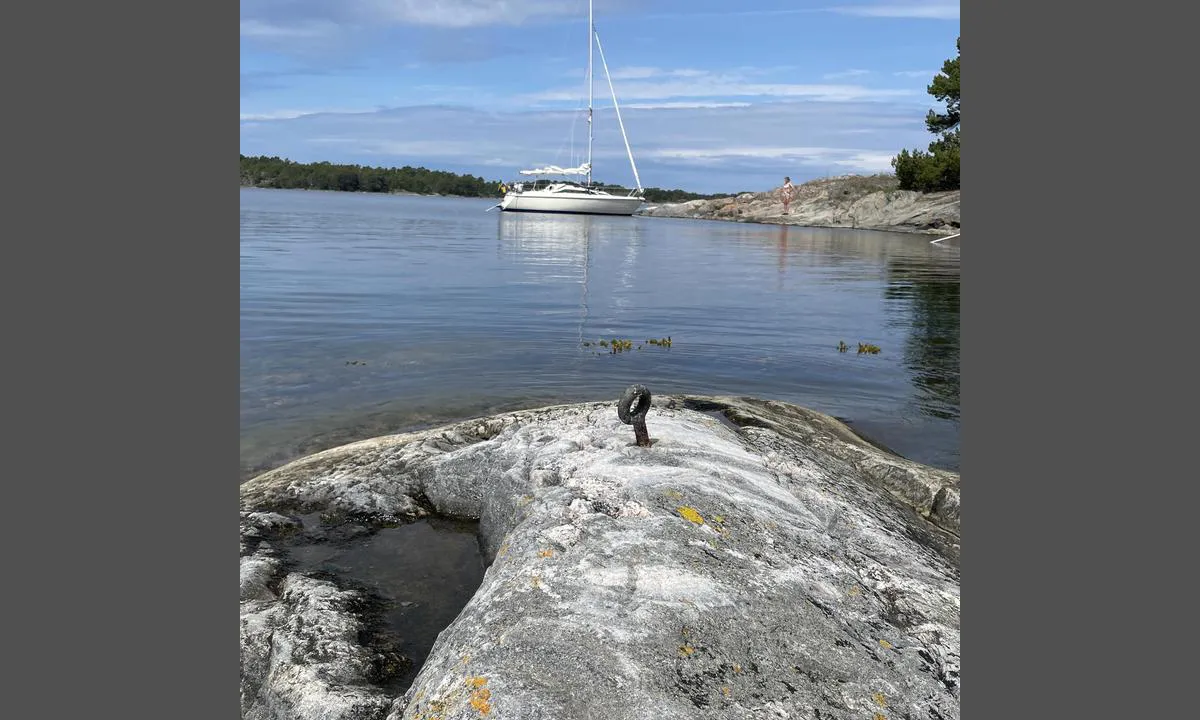 Ormskärsskaten - Kummeludden: {"base": "se", "no": "Bolter i fjellet", "se": "Bultar i berget", "en": "Bolts in the rock", "da": "Bolte i klippen", "fr": "Boulons sur le rocher", "de": "Bolzen im Felsen", "es": "Pernos en la roca", "it": "Bulloni nella roccia", "pt": "Parafusos na rocha", "nl": "Bouten in de rots", "pl": "\u015aruby kotwi\u0105ce w skale", "uk": "\u0411\u043e\u043b\u0442\u0438 \u0432 \u0441\u043a\u0435\u043b\u0456", "ro": "\u0218uruburi \u00een st\u00e2nc\u0103", "tr": "Da\u011fdaki c\u0131vatalar", "el": "\u039c\u03c0\u03bf\u03c5\u03bb\u03cc\u03bd\u03b9\u03b1 \u03c3\u03c4\u03bf\u03bd \u03b2\u03c1\u03ac\u03c7\u03bf", "cs": "\u0160rouby ve sk\u00e1le", "hu": "K\u00f6telek a szikl\u00e1kban", "fi": "Sokkelipultteja", "bg": "\u0411\u043e\u043b\u0442\u043e\u0432\u0435 \u0432 \u0441\u043a\u0430\u043b\u0430\u0442\u0430", "sr": "Klinovi u steni", "et": "Poldid kaljus", "lv": "Skr\u016bves klint\u012bs", "lt": "Var\u017etai uoloje"}