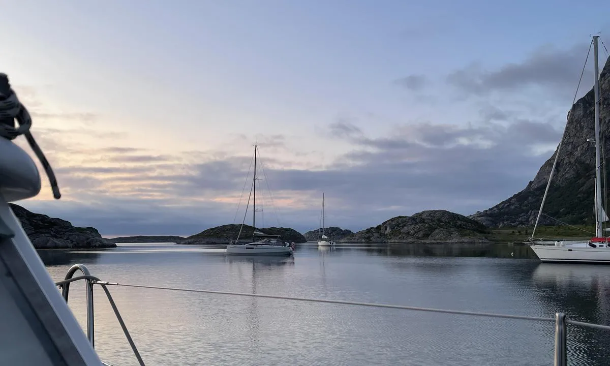 Osholmen - Landegode: Heldigvis er bøya fra KNBF fjernet så man kan benytte hele området til ankring. God plass til minst 4 båter..