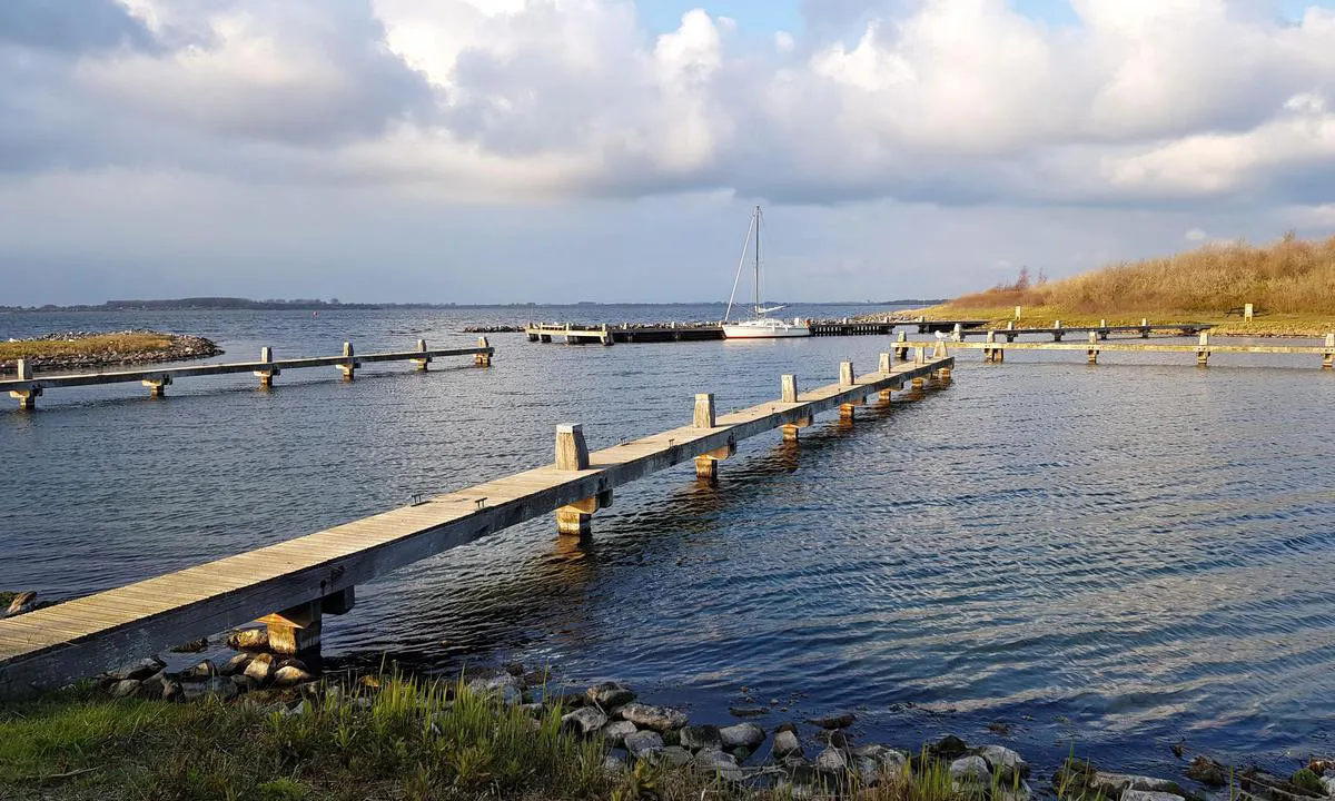 {"base": "nl", "no": "Ossehoek fort\u00f8yningsanlegg ved nordkysten.", "se": "Ossehoek f\u00f6rt\u00f6jningsanl\u00e4ggning vid den norra stranden.", "en": "Ossehoek mooring facility at the northern shore.", "da": "Ossehoek fort\u00f8jningsanl\u00e6g ved den nordlige kyst.", "fr": "Installations d'amarrage d'Ossehoek sur la rive nord.", "de": "Anlegestelle Ossehoek am Nordufer.", "es": "Instalaci\u00f3n de amarre Ossehoek en la costa norte.", "it": "Struttura di ormeggio Ossehoek sulla riva settentrionale.", "pt": "Instala\u00e7\u00e3o de atraca\u00e7\u00e3o de Ossehoek na margem norte.", "nl": "Ossehoek mooring facility at the northern shore.", "pl": "Stanowisko do cumowania Ossehoek na p\u00f3\u0142nocnym brzegu.", "uk": "\u041f\u0440\u0438\u0447\u0430\u043b Ossehoek \u043d\u0430 \u043f\u0456\u0432\u043d\u0456\u0447\u043d\u043e\u043c\u0443 \u0431\u0435\u0440\u0435\u0437\u0456.", "ro": "Facilitate de acostare Ossehoek la \u021b\u0103rmul nordic.", "tr": "Ossehoek kuzey k\u0131y\u0131s\u0131ndaki ba\u011flama tesisi.", "el": "\u0395\u03b3\u03ba\u03b1\u03c4\u03ac\u03c3\u03c4\u03b1\u03c3\u03b7 \u03b5\u03bb\u03bb\u03b9\u03bc\u03b5\u03bd\u03b9\u03c3\u03bc\u03bf\u03cd Ossehoek \u03c3\u03c4\u03b7 \u03b2\u03cc\u03c1\u03b5\u03b9\u03b1 \u03b1\u03ba\u03c4\u03ae.", "cs": "P\u0159\u00edstavi\u0161t\u011b Ossehoek na severn\u00edm pob\u0159e\u017e\u00ed.", "hu": "Ossehoek kik\u00f6t\u0151hely az \u00e9szaki parton.", "fi": "Ossehoek-laituripaikka pohjoisrannalla.", "bg": "\u0417\u043e\u043d\u0430 \u0437\u0430 \u043f\u0440\u0438\u0441\u0442\u0432\u0430\u043d\u0435 \u041e\u0441\u0441\u0435hoek \u043d\u0430 \u0441\u0435\u0432\u0435\u0440\u043d\u0438\u044f \u0431\u0440\u044f\u0433.", "sr": "\u041f\u0440\u0438\u0441\u0442\u0430\u043d\u0438\u0448\u043d\u043e \u043f\u043e\u0441\u0442\u0440\u043e\u0458\u0435\u045a\u0435 \u041e\u0441\u0435\u0445\u043e\u0435\u043a \u043d\u0430 \u0441\u0435\u0432\u0435\u0440\u043d\u043e\u0458 \u043e\u0431\u0430\u043b\u0438.", "et": "Ossehoek sildumiskoht p\u00f5hjakaldal.", "lv": "Ossehoek pietauvo\u0161an\u0101s vieta zieme\u013cu krast\u0101.", "lt": "Ossehoek \u0161vartavimo \u012frenginys \u0161iaurin\u0117je pakrant\u0117je."}