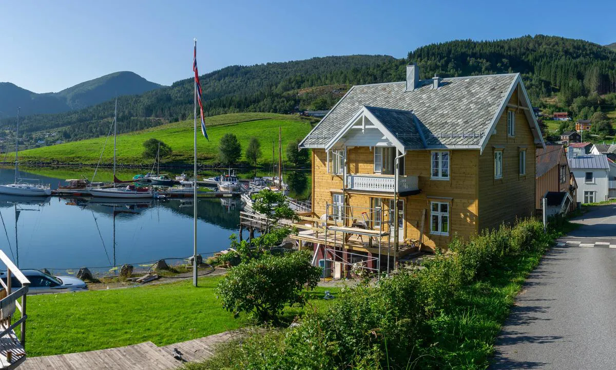 {"base": "no", "no": "Flott bryggemilj\u00f8 ved Otnesbrygga", "se": "H\u00e4rlig bryggmilj\u00f6 vid Otnesbryggan", "en": "Excellent pier environment at Otnesbrygga", "da": "Fantastisk bro-milj\u00f8 ved Otnesbryggen", "fr": "Environnement de quai magnifique \u00e0 Otnesbrygga", "de": "Sch\u00f6ne Anlegestelle bei Otnesbrygga", "es": "Ambiente maravilloso en el muelle de Otnesbrygga", "it": "Ambiente di banchina eccellente presso Otnesbrygga", "pt": "Ambiente de cais excelente em Otnesbrygga", "nl": "Geweldige steigeromgeving bij de Otnesbrygga", "pl": "Wspania\u0142e \u015brodowisko na nabrze\u017cu przy Otnesbrygga", "uk": "\u041f\u0440\u0435\u043a\u0440\u0430\u0441\u043d\u0435 \u043f\u0440\u0438\u0447\u0430\u043b\u044c\u043d\u0435 \u0441\u0435\u0440\u0435\u0434\u043e\u0432\u0438\u0449\u0435 \u0431\u0456\u043b\u044f Otnesbrygga", "ro": "Mediu de ponton minunat la Otnesbrygga", "tr": "Otnesbrygga'da harika iskele ortam\u0131", "el": "\u03a9\u03c1\u03b1\u03af\u03b1 \u03b1\u03c4\u03bc\u03cc\u03c3\u03c6\u03b1\u03b9\u03c1\u03b1 \u03b1\u03c0\u03bf\u03b2\u03ac\u03b8\u03c1\u03b1\u03c2 \u03c3\u03c4\u03b7 \u03c0\u03c1\u03bf\u03b2\u03bb\u03ae\u03c4\u03b1 Otnes", "cs": "Skv\u011bl\u00e9 molo u Otnesbrygga", "hu": "Kiv\u00e1l\u00f3 st\u00e9glehet\u0151s\u00e9g az Otnesbryg\u00e9 mellett", "fi": "Hieno laiturimilj\u00f6\u00f6 Otnesbryggalla", "bg": "\u0427\u0443\u0434\u0435\u0441\u043d\u0430 \u043f\u0440\u0438\u0441\u0442\u0430\u043d\u0438\u0449\u043d\u0430 \u0441\u0440\u0435\u0434\u0430 \u043f\u0440\u0438 \u041e\u0442\u0430\u043d\u0435\u0441\u0431\u0440\u044e\u0433\u0430", "sr": "Odli\u010dna atmosfera pristani\u0161ta kod Otnesbrygga", "et": "Uhke kaisamilj\u00f6\u00f6 Otnese kaide juures", "lv": "Lieliska piest\u0101t\u0146u atmosf\u0113ra pie Otnes piest\u0101tnes", "lt": "Puiki prieplaukos aplinka ties Otnesbrygga"}