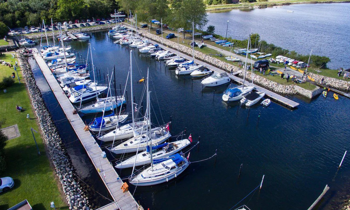 {"base": "da", "no": "Foto: Christian Damsted / Otterup Lystb\u00e5thavn", "se": "Foto: Christian Damsted / Otterup sm\u00e5b\u00e5tshamn", "en": "Photo: Christian Damsted / Otterup Marina", "da": "Photo: Christian Damsted / Otterup Lystb\u00e5dehavn", "fr": "Photo : Christian Damsted / Port de plaisance d'Otterup", "de": "Foto: Christian Damsted / Otterup Sportboothafen", "es": "Foto: Christian Damsted / Puerto Deportivo de Otterup", "it": "Foto: Christian Damsted / Porto turistico di Otterup", "pt": "Foto: Christian Damsted / Marina de Recreio de Otterup", "nl": "Foto: Christian Damsted / Otterup Jachthaven", "pl": "Zdj\u0119cie: Christian Damsted / Otterup Lystb\u00e5dehavn", "uk": "\u0424\u043e\u0442\u043e: \u041a\u0440\u0438\u0441\u0442\u0438\u0430\u043d \u0414\u0430\u043c\u0441\u0442\u0435\u0434 / \u041e\u0442\u0442\u0435\u0440\u0443\u043f \u042f\u0445\u0442\u043e\u0432\u0438\u0439 \u041f\u043e\u0440\u0442", "ro": "Foto: Christian Damsted / Portul de agrement Otterup", "tr": "Foto\u011fraf: Christian Damsted / Otterup Yat Liman\u0131", "el": "\u03a6\u03c9\u03c4\u03bf\u03b3\u03c1\u03b1\u03c6\u03af\u03b1: Christian Damsted / Otterup Lystb\u00e5dehavn", "cs": "Foto: Christian Damsted / Otterup Lystb\u00e5dehavn", "hu": "Fot\u00f3: Christian Damsted / Otterup Vitorl\u00e1skik\u00f6t\u0151", "fi": "Valokuva: Christian Damsted / Otterupin vierasvenesatama", "bg": "\u0421\u043d\u0438\u043c\u043a\u0430: \u041a\u0440\u0438\u0441\u0442\u0438\u0430\u043d \u0414\u0430\u043c\u0441\u0442\u0435\u0434 / \u041f\u0440\u0438\u0441\u0442\u0430\u043d\u0438\u0449\u0435 \u0437\u0430 \u0440\u0430\u0437\u0432\u043b\u0435\u043a\u0430\u0442\u0435\u043b\u043d\u0438 \u043b\u043e\u0434\u043a\u0438 \u043e\u0442 \u041e\u0442\u0442\u0435\u0440\u0443\u043f", "sr": "Fotografija: Christian Damsted / Otterup marina za \u010damce", "et": "Foto: Christian Damsted / Otterupi Jahtsadam", "lv": "Foto: Kristians Damsteds / Otterupas jahtu osta", "lt": "Nuotrauka: Christian Damsted / Otterup Lystb\u00e5dehavn"}