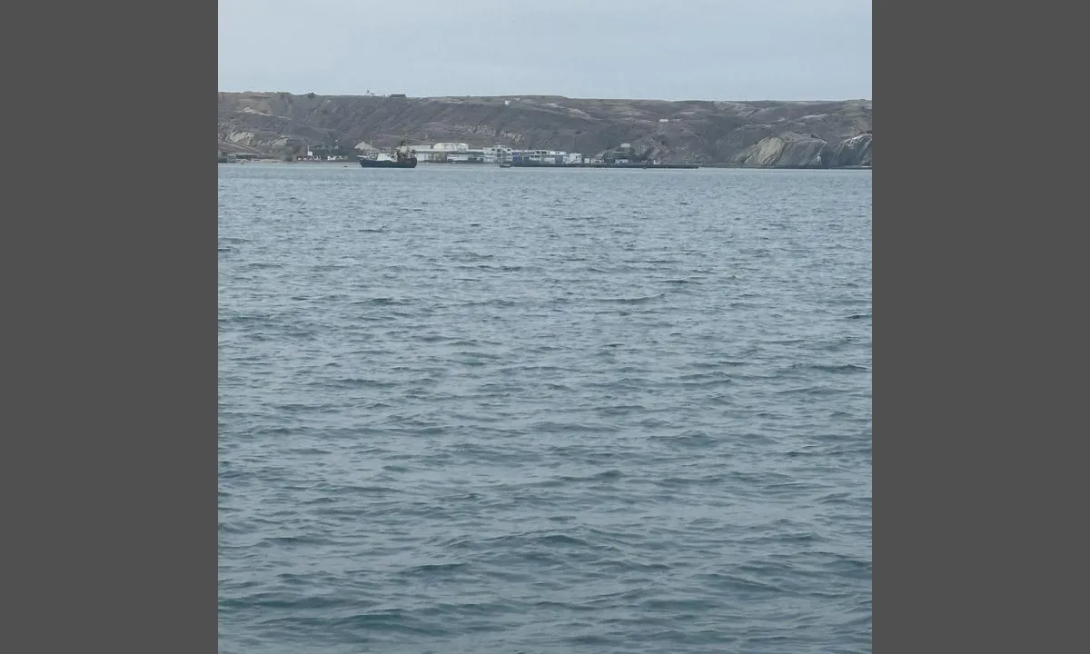 Paita - Piura: {"base": "no", "no": "Enormt stor fiskeri havn med langtbover 150 b\u00e5ter som ligger her. Her var og 4 flytende Bendin og Diesel brygger. Enkelt og komme inn. Ble anbefalt av lokal Taxi b\u00e5t \u00e5 ankre n\u00e5r kystvakten. Der kunne v\u00e6re en del tyveri fra b\u00e5ter. Fikk og beskjed om \u00e5 dekke til eller stue unna alle diesel kannene fra dekk.", "se": "Enormt stor fiskerihamn med \u00f6ver 150 b\u00e5tar som ligger h\u00e4r. H\u00e4r fanns och fyra flytande Bendin- och Dieselbryggor. Enkelt att komma in. Rekommenderades av lokal taxib\u00e5t att ankra n\u00e4r kustbevakningen. Det kunde vara en del st\u00f6lder fr\u00e5n b\u00e5tar. Fick ocks\u00e5 besked om att t\u00e4cka \u00f6ver eller stuva undan alla dieselkannor fr\u00e5n d\u00e4ck.", "en": "Enormously large fishing harbor with over 150 boats docked here. There were also 4 floating pontoons and diesel piers. Easy to enter. It was recommended by the local taxi boat to anchor near the coast guard. There could be some theft from boats. Also, we were advised to cover or stow away all diesel cans from the deck.", "da": "Enormt stor fiskerihavn med langt over 150 b\u00e5de der ligger her. Her var og 4 flydende Bendin og Diesel broer. Let at komme ind. Blev anbefalet af lokal taxib\u00e5d at ankre n\u00e5r kystvagten. Der kunne v\u00e6re en del tyveri fra b\u00e5de. Fik ogs\u00e5 besked om at d\u00e6kke til eller stuve v\u00e6k alle dieselkannere fra d\u00e6k.", "fr": "Enorme port de p\u00eache avec plus de 150 bateaux amarr\u00e9s ici. Il y avait \u00e9galement 4 pontons flottants Bendin et Diesel. Entr\u00e9e facile. Recommand\u00e9 par un bateau-taxi local d'ancrer lorsque la garde c\u00f4ti\u00e8re est pr\u00e9sente. Il pourrait y avoir un certain nombre de vols sur les bateaux. On nous a \u00e9galement conseill\u00e9 de couvrir ou de ranger toutes les jerricans de diesel du pont.", "de": "Enormer Fischereihafen mit \u00fcber 150 Booten, die hier liegen. Es gibt auch vier schwimmende Benzin- und Dieselstege. Einfach anzulaufen. Es wurde von einem \u00f6rtlichen Taxiboot empfohlen, beim K\u00fcstenw\u00e4chter zu ankern. Es k\u00f6nnte einige Diebst\u00e4hle von Booten geben. Es wurde auch geraten, alle Dieselkannen vom Deck abzudecken oder zu verstauen.", "es": "Enorme puerto pesquero con m\u00e1s de 150 barcos atracados. Aqu\u00ed tambi\u00e9n hab\u00eda 4 muelles flotantes para Bendin y Diesel. F\u00e1cil de entrar. Un taxi local recomend\u00f3 anclar cuando la guardia costera estaba presente. Podr\u00eda haber algunos robos de barcos. Tambi\u00e9n nos inform\u00f3 que cubri\u00e9ramos o guard\u00e1ramos todas las latas de diesel del deck.", "it": "Enorme porto di pesca con oltre 150 barche che si trovano qui. Ci sono anche 4 pontili galleggianti di benzina e diesel. Facile da entrare. Consigliato dal taxi locale di ancorare vicino alla guardia costiera. Potrebbero esserci alcuni furti dalle barche. \u00c8 stato anche consigliato di coprire o riporre tutte le taniche di diesel dal ponte.", "pt": "Enorme porto de pesca com mais de 150 barcos ancorados aqui. Havia tamb\u00e9m 4 cais flutuantes para Bendin e Diesel. F\u00e1cil de entrar. Foi recomendado pelo barco local de t\u00e1xi ancorar quando a guarda costeira estivesse presente. Pode haver algum roubo de barcos. Tamb\u00e9m foi aconselhado a cobrir ou guardar todos os gal\u00f5es de diesel do conv\u00e9s.", "nl": "Enorm grote vissershaven met meer dan 150 boten die hier liggen. Er waren ook 4 drijvende Bendin- en Dieselsteigers. Eenvoudig om binnen te komen. Werd aanbevolen door lokale taxiboot om voor anker te gaan wanneer de kustwacht aanwezig is. Er konden diefstallen van boten plaatsvinden. Werd ook aangeraden om alle dieselkannen van het dek af te dekken of op te bergen.", "pl": "Ogromny port rybacki z ponad 150 \u0142odziami, kt\u00f3re tu stacjonuj\u0105. Znajdowa\u0142y si\u0119 tutaj r\u00f3wnie\u017c 4 p\u0142ywaj\u0105ce pomosty do tankowania benzyny i oleju nap\u0119dowego. \u0141atwe wej\u015bcie. Lokalna taks\u00f3wka wodna zaleci\u0142a zakotwiczy\u0107, gdy obecna jest stra\u017c przybrze\u017cna. Mog\u0105 wyst\u0119powa\u0107 kradzie\u017ce z \u0142odzi. Zaleca si\u0119 schowa\u0107 lub przykry\u0107 wszystkie kanistry z olejem nap\u0119dowym na pok\u0142adzie.", "uk": "\u0412\u0435\u043b\u0438\u0447\u0435\u0437\u043d\u0430 \u0440\u0438\u0431\u0430\u043b\u044c\u0441\u044c\u043a\u0430 \u0433\u0430\u0432\u0430\u043d\u044c \u0437 \u0431\u0456\u043b\u044c\u0448 \u043d\u0456\u0436 150 \u0447\u043e\u0432\u043d\u0430\u043c\u0438, \u0449\u043e \u0441\u0442\u043e\u044f\u0442\u044c \u0442\u0443\u0442. \u0422\u0443\u0442 \u0442\u0430\u043a\u043e\u0436 \u0431\u0443\u043b\u0438 4 \u043f\u043b\u0430\u0432\u0443\u0447\u0456 \u0431\u0435\u043d\u0437\u0438\u043d\u043e\u0432\u0456 \u0442\u0430 \u0434\u0438\u0437\u0435\u043b\u044c\u043d\u0456 \u043f\u0440\u0438\u0447\u0430\u043b\u0438. \u041b\u0435\u0433\u043a\u043e \u043f\u0456\u0434\u0445\u043e\u0434\u0438\u0442\u0438. \u041c\u0456\u0441\u0446\u0435\u0432\u0438\u0439 \u0442\u0430\u043a\u0441\u0456-\u0447\u043e\u0432\u0435\u043d \u0440\u0435\u043a\u043e\u043c\u0435\u043d\u0434\u0443\u0432\u0430\u0432 \u043a\u0438\u0434\u0430\u0442\u0438 \u044f\u043a\u0456\u0440, \u043a\u043e\u043b\u0438 \u0431\u0435\u0440\u0435\u0433\u043e\u0432\u0430 \u043e\u0445\u043e\u0440\u043e\u043d\u0430 \u043f\u043e\u0440\u0443\u0447. \u041c\u043e\u0436\u0443\u0442\u044c \u0431\u0443\u0442\u0438 \u043a\u0440\u0430\u0434\u0456\u0436\u043a\u0438 \u0437 \u0447\u043e\u0432\u043d\u0456\u0432. \u0422\u0430\u043a\u043e\u0436 \u043e\u0442\u0440\u0438\u043c\u0430\u043b\u0438 \u043f\u043e\u0432\u0456\u0434\u043e\u043c\u043b\u0435\u043d\u043d\u044f \u043f\u0440\u043e \u0442\u0435, \u0449\u043e\u0431 \u043d\u0430\u043a\u0440\u0438\u0442\u0438 \u0430\u0431\u043e \u0441\u0445\u043e\u0432\u0430\u0442\u0438 \u0432\u0441\u0456 \u043a\u0430\u043d\u0456\u0441\u0442\u0440\u0438 \u0437 \u0434\u0438\u0437\u0435\u043b\u0435\u043c \u0437 \u043f\u0430\u043b\u0443\u0431\u0438.", "ro": "Port pesc\u0103resc enorm de mare cu peste 150 de b\u0103rci care se afl\u0103 aici. Aici erau \u0219i 4 dane plutitoare Bendin \u0219i Diesel. Simplu de intrat. Recomandat de taxiul local s\u0103 ancor\u0103m c\u00e2nd este paza de coast\u0103. Pot exista cazuri de furt de la b\u0103rci. Am fost sf\u0103tui\u021bi s\u0103 acoperim sau s\u0103 depozit\u0103m toate canistrele de motorin\u0103 de pe punte.", "tr": "Son derece b\u00fcy\u00fck bir bal\u0131k\u00e7\u0131 liman\u0131, burada 150'den fazla tekne bulunuyor. Burada ayr\u0131ca 4 y\u00fczer iskele ve Diesel iskeleleri bulunuyordu. Giri\u015f kolayd\u0131r. Yerel bir taksi teknesi taraf\u0131ndan sahil g\u00fcvenlik gemisine demirlememiz tavsiye edildi. Teknelerden h\u0131rs\u0131zl\u0131k olabilece\u011fi s\u00f6ylendi. Ayr\u0131ca g\u00fcverteden t\u00fcm mazot bidonlar\u0131n\u0131 kapatmam\u0131z veya kald\u0131rmam\u0131z gerekti\u011fi bildirildi.", "el": "\u03a4\u03b5\u03c1\u03ac\u03c3\u03c4\u03b9\u03bf \u03bc\u03b5\u03b3\u03ac\u03bb\u03bf \u03bb\u03b9\u03bc\u03ac\u03bd\u03b9 \u03b1\u03bb\u03b9\u03b5\u03af\u03b1\u03c2 \u03bc\u03b5 \u03c0\u03ac\u03bd\u03c9 \u03b1\u03c0\u03cc 150 \u03c3\u03ba\u03ac\u03c6\u03b7 \u03c0\u03bf\u03c5 \u03b2\u03c1\u03af\u03c3\u03ba\u03bf\u03bd\u03c4\u03b1\u03b9 \u03b5\u03b4\u03ce. \u0395\u03b4\u03ce \u03c5\u03c0\u03ae\u03c1\u03c7\u03b1\u03bd \u03b5\u03c0\u03af\u03c3\u03b7\u03c2 4 \u03b5\u03be\u03b5\u03bb\u03af\u03be\u03b9\u03bc\u03b5\u03c2 Berthing \u03ba\u03b1\u03b9 Diesel \u03c0\u03c1\u03bf\u03b2\u03bb\u03ae\u03c4\u03b5\u03c2. \u0391\u03c0\u03bb\u03cc \u03bd\u03b1 \u03bc\u03c0\u03b5\u03b9\u03c2 \u03bc\u03ad\u03c3\u03b1. \u03a3\u03c5\u03bd\u03b9\u03c3\u03c4\u03ac\u03c4\u03b1\u03b9 \u03b1\u03c0\u03cc \u03c4\u03bf\u03c0\u03b9\u03ba\u03cc \u03a4\u03b1\u03be\u03af \u03c3\u03ba\u03ac\u03c6\u03bf\u03c2 \u03bd\u03b1 \u03b1\u03b3\u03ba\u03c5\u03c1\u03bf\u03b2\u03bf\u03bb\u03ae\u03c3\u03b5\u03b9\u03c2 \u03cc\u03c4\u03b1\u03bd \u03b5\u03af\u03bd\u03b1\u03b9 \u03b7 \u03b1\u03ba\u03c4\u03bf\u03c6\u03c5\u03bb\u03b1\u03ba\u03ae. \u0398\u03b1 \u03bc\u03c0\u03bf\u03c1\u03bf\u03cd\u03c3\u03b5 \u03bd\u03b1 \u03c5\u03c0\u03ac\u03c1\u03be\u03b5\u03b9 \u03b1\u03c1\u03ba\u03b5\u03c4\u03ae \u03ba\u03bb\u03bf\u03c0\u03ae \u03b1\u03c0\u03cc \u03c3\u03ba\u03ac\u03c6\u03b7. \u0395\u03c0\u03af\u03c3\u03b7\u03c2, \u03bc\u03b1\u03c2 \u03b5\u03af\u03c0\u03b1\u03bd \u03bd\u03b1 \u03ba\u03b1\u03bb\u03cd\u03c8\u03bf\u03c5\u03bc\u03b5 \u03ae \u03bd\u03b1 \u03b1\u03c0\u03bf\u03b8\u03b7\u03ba\u03b5\u03cd\u03c3\u03bf\u03c5\u03bc\u03b5 \u03cc\u03bb\u03b5\u03c2 \u03c4\u03b9\u03c2 \u03bd\u03c4\u03af\u03b6\u03b5\u03bb \u03ba\u03b1\u03bd\u03ac\u03c4\u03b5\u03c2 \u03b1\u03c0\u03cc \u03c4\u03bf \u03ba\u03b1\u03c4\u03ac\u03c3\u03c4\u03c1\u03c9\u03bc\u03b1.", "cs": "Enormn\u011b velk\u00fd ryb\u00e1\u0159sk\u00fd p\u0159\u00edstav s v\u00edce ne\u017e 150 kotv\u00edc\u00edmi lod\u011bmi. Byly zde tak\u00e9 4 plovouc\u00ed benz\u00ednov\u00e9 a dieselov\u00e9 molo. Snadn\u00fd p\u0159\u00edstup. M\u00edstn\u00ed taxi lo\u010f doporu\u010dila zakotvit, kdy\u017e je p\u0159\u00edtomna pob\u0159e\u017en\u00ed str\u00e1\u017e. Mohou se zde objevit kr\u00e1de\u017ee z lod\u00ed. Doporu\u010deno zakr\u00fdt nebo ulo\u017eit v\u0161echny naftov\u00e9 kanystry z paluby.", "hu": "Hatalmas nagy hal\u00e1szkik\u00f6t\u0151, ahol t\u00f6bb mint 150 haj\u00f3 van itt \u00e1llom\u00e1soz\u00f3. Itt volt \u00e9s 4 \u00fasz\u00f3 Bendin \u00e9s d\u00edzel m\u00f3l\u00f3. K\u00f6nny\u0171 bejutni. A helyi taxihaj\u00f3 aj\u00e1nlotta, hogy horgonyozzunk le a part\u0151rs\u00e9gn\u00e9l. Lehetnek lop\u00e1sok a haj\u00f3kr\u00f3l. Azt is javasolt\u00e1k, hogy takarjuk le vagy helyezz\u00fck el minden d\u00edzelkann\u00e1t a fed\u00e9lzetr\u0151l.", "fi": "Enorm\u00e4n suuri kalasatama, jossa on yli 150 venett\u00e4. T\u00e4\u00e4ll\u00e4 oli my\u00f6s 4 kelluvaa bensiini- ja diesellaituria. Helppo tulla sis\u00e4\u00e4n. Paikallinen venetaksi suositteli ankkuroimaan, kun rannikkovartiosto on l\u00e4hell\u00e4. Varkaudet veneist\u00e4 voivat olla yleisi\u00e4. Viesti oli my\u00f6s peitt\u00e4\u00e4 tai s\u00e4il\u00f6\u00e4 kaikki dieselkanisterit pois kannelta.", "bg": "\u041e\u0433\u0440\u043e\u043c\u043d\u043e \u0433\u043e\u043b\u044f\u043c\u043e \u0440\u0438\u0431\u0430\u0440\u0441\u043a\u043e \u043f\u0440\u0438\u0441\u0442\u0430\u043d\u0438\u0449\u0435 \u0441 \u043d\u0430\u0434 150 \u043b\u043e\u0434\u043a\u0438, \u043a\u043e\u0438\u0442\u043e \u0441\u0435 \u043d\u0430\u043c\u0438\u0440\u0430\u0442 \u0442\u0443\u043a. \u0422\u0443\u043a \u0438\u043c\u0430\u0448\u0435 \u0438 4 \u043f\u043b\u0430\u0432\u0430\u0449\u0438 Bendin \u0438 Diesel \u043a\u0435\u0439\u043e\u0432\u0435. \u041b\u0435\u0441\u0435\u043d \u0434\u043e\u0441\u0442\u044a\u043f. \u041f\u0440\u0435\u043f\u043e\u0440\u044a\u0447\u0430\u043d\u043e \u0431\u0435\u0448\u0435 \u043e\u0442 \u043c\u0435\u0441\u0442\u043d\u0430\u0442\u0430 \u0442\u0430\u043a\u0441\u0438 \u043b\u043e\u0434\u043a\u0430 \u0434\u0430 \u0441\u0435 \u0437\u0430\u043a\u043e\u0442\u0432\u0438 \u0431\u043b\u0438\u0437\u043e \u0434\u043e \u0431\u0440\u0435\u0433\u043e\u0432\u0430 \u043e\u0445\u0440\u0430\u043d\u0430. \u041c\u043e\u0436\u0435 \u0434\u0430 \u0438\u043c\u0430 \u043a\u0440\u0430\u0436\u0431\u0438 \u043e\u0442 \u043b\u043e\u0434\u043a\u0438\u0442\u0435. \u0411\u0435\u0448\u0435 \u0441\u044a\u0449\u043e \u0442\u0430\u043a\u0430 \u043f\u0440\u0435\u043f\u043e\u0440\u044a\u0447\u0430\u043d\u043e \u0434\u0430 \u0441\u0435 \u043f\u043e\u043a\u0440\u0438\u044f\u0442 \u0438\u043b\u0438 \u043f\u0440\u0438\u0431\u0435\u0440\u0430\u0442 \u0432\u0441\u0438\u0447\u043a\u0438 \u0434\u0438\u0437\u0435\u043b\u043e\u0432\u0438 \u0442\u0443\u0431\u0438 \u043e\u0442 \u043f\u0430\u043b\u0443\u0431\u0430\u0442\u0430.", "sr": "Enormno velika ribarska luka sa vi\u0161e od 150 brodova koji su ovde usidreni. Ovde su tako\u0111e bile 4 plutaju\u0107e benzinske i dizel pontone. Lako je u\u0107i. Lokalni taksi brod preporu\u010dio je sidrenje kada je priobalna stra\u017ea u blizini. Moglo bi biti kra\u0111a sa brodova. Tako\u0111e smo dobili savet da pokrijemo ili skladi\u0161timo sve kante za dizel sa palube.", "et": "V\u00e4ga suur kalasadam, kus on \u00fcle 150 paadi. Siin oli ka neli ujuvat Bendini ja diisli kai. Lihtne sisse p\u00e4\u00e4seda. Kohalikud taksobaatide soovitasid ankrusse heita, kui rannavalve l\u00e4hedal on. V\u00f5ib esineda paatidelt vargusi. Samuti soovitati k\u00f5ik diiselkannud teki pealt katta v\u00f5i \u00e4ra panna.", "lv": "Milz\u012bgi liela zvejas osta ar vair\u0101k nek\u0101 150 laiv\u0101m, kas \u0161eit st\u0101v. \u0160eit bija ar\u012b 4 peldo\u0161as Bendin un D\u012bze\u013ca piest\u0101tnes. Ien\u0101k\u0161ana ir vienk\u0101r\u0161a. Viet\u0113j\u0101s taksometru laivas ieteica noenkuroties, kad ir robe\u017esardze. Var\u0113tu b\u016bt zin\u0101ms z\u0101dz\u012bbu skaits no laiv\u0101m. Mums ar\u012b tika ieteikts p\u0101rkl\u0101t vai novietot visas d\u012bze\u013cdegvielas kannas no kl\u0101ja.", "lt": "Did\u017eiulis \u017evejybos uostas, kuriame bazuojasi daugiau nei 150 laiv\u0173. \u010cia yra ir 4 plaukiojan\u010dios Bendin ir Dyzelino prieplaukos. Lengva \u012fplaukti. Vietin\u0117 taksi valtis rekomendavo inkaruoti, kai pakran\u010di\u0173 apsauga yra netoliese. \u010cia gali b\u016bti nema\u017eai vagys\u010di\u0173 i\u0161 laiv\u0173. Gavome ir patarim\u0105 u\u017edengti arba pasl\u0117pti visas dyzelino talpas nuo denio."}