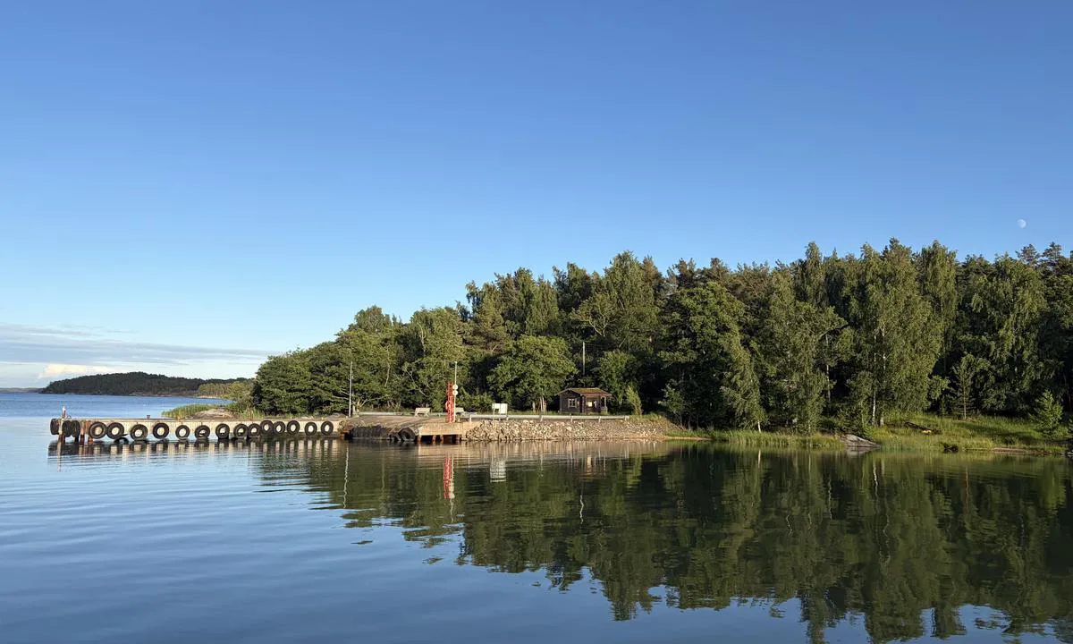 Pakinainen: {"base": "nl", "no": "Bryggen til fergetjenesten", "se": "F\u00e4rjeterminalens pir", "en": "Ferry terminal pier", "da": "F\u00e6rgepierr", "fr": "Jet\u00e9e du service de ferry", "de": "Anlegestelle der F\u00e4hrverbindung", "es": "Muelle del servicio de transbordadores", "it": "Molo del servizio traghetti", "pt": "Cais do servi\u00e7o de balsa", "nl": "Pier van de veerdienst", "pl": "Nabrze\u017ce promowe", "uk": "\u041f\u0440\u0438\u0441\u0442\u0430\u043d\u044c \u043f\u043e\u0440\u043e\u043c\u043d\u043e\u0457 \u0441\u043b\u0443\u0436\u0431\u0438", "ro": "De barc\u0103 al serviciului de feribot", "tr": "Feribot iskelesi", "el": "\u0391\u03c0\u03bf\u03b2\u03ac\u03b8\u03c1\u03b1 \u03c4\u03b7\u03c2 \u03c0\u03bf\u03c1\u03b8\u03bc\u03b5\u03b9\u03b1\u03ba\u03ae\u03c2 \u03b3\u03c1\u03b1\u03bc\u03bc\u03ae\u03c2", "cs": "P\u0159\u00edstavn\u00ed molo trajektov\u00e9 p\u0159epravy", "hu": "Komp-pier", "fi": "Laituri lauttaliikenteelle", "bg": "\u041f\u0440\u0438\u0441\u0442\u0430\u043d\u0438\u0449\u0435\u043d \u043a\u0435\u0439 \u043d\u0430 \u0444\u0435\u0440\u0438\u0431\u043e\u0442\u043d\u0430\u0442\u0430 \u043b\u0438\u043d\u0438\u044f", "sr": "\u041f\u0440\u0438\u0441\u0442\u0430\u043d\u0438\u0448\u0442\u0435 \u0437\u0430 \u0442\u0440\u0430\u0458\u0435\u043a\u0442", "et": "Praamisadama kai", "lv": "Pr\u0101mis piest\u0101tne", "lt": "Kelt\u0173 prieplauka"}