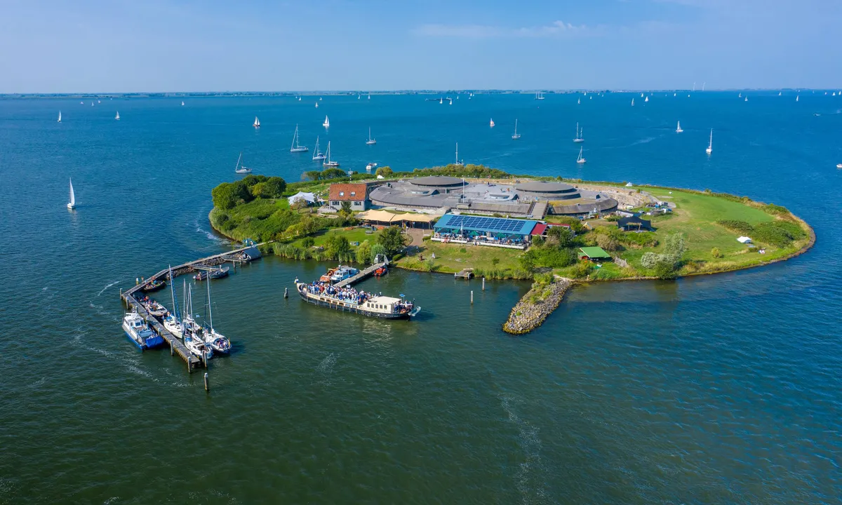 {"base": "nl", "no": "Foto: Fort\u00f8ya Pampus", "se": "Foto: Fort\u00f6n Pampus", "en": "Photo: Fort Island Pampus", "da": "Foto: Fort\u00f8en Pampus", "fr": "Photo : L'\u00eele fortifi\u00e9e Pampus", "de": "Foto: Festungsinsel Pampus", "es": "Foto: Isla Fortaleza de Pampus", "it": "Foto: Isola-fortezza di Pampus", "pt": "Foto: Forte da Ilha Pampus", "nl": "Photo: Forteiland Pampus", "pl": "Zdj\u0119cie: Wyspa Fortowa Pampus", "uk": "\u0424\u043e\u0442\u043e: \u041e\u0441\u0442\u0440\u0456\u0432-\u0444\u043e\u0440\u0442\u0435\u0446\u044f \u041f\u0430\u043c\u043f\u0435\u0443\u0441", "ro": "Fotografie: Insula Fort Pampus", "tr": "Foto\u011fraf: Forteiland Pampus", "el": "\u03a6\u03c9\u03c4\u03bf\u03b3\u03c1\u03b1\u03c6\u03af\u03b1: \u03a6\u03bf\u03c1\u03c4 \u03c4\u03bf\u03c5 \u039d\u03b7\u03c3\u03b9\u03bf\u03cd Pampous", "cs": "Fotografie: Ostrovn\u00ed pevnost Pampus", "hu": "Fot\u00f3: Pampus er\u0151d\u00edtm\u00e9ny-sziget", "fi": "Kuva: Forteiland Pampus", "bg": "\u0421\u043d\u0438\u043c\u043a\u0430: \u041e\u0441\u0442\u0440\u043e\u0432\u043d\u0430 \u043a\u0440\u0435\u043f\u043e\u0441\u0442 \u041f\u0430\u043c\u043f\u0443\u0441", "sr": "Fotografija: Ostrvo-utvr\u0111enje Pampus", "et": "Foto: Pampus kindlusaar", "lv": "Foto: Forteiland Pampus", "lt": "Nuotrauka: Pampo tvirtov\u0117s sala"}