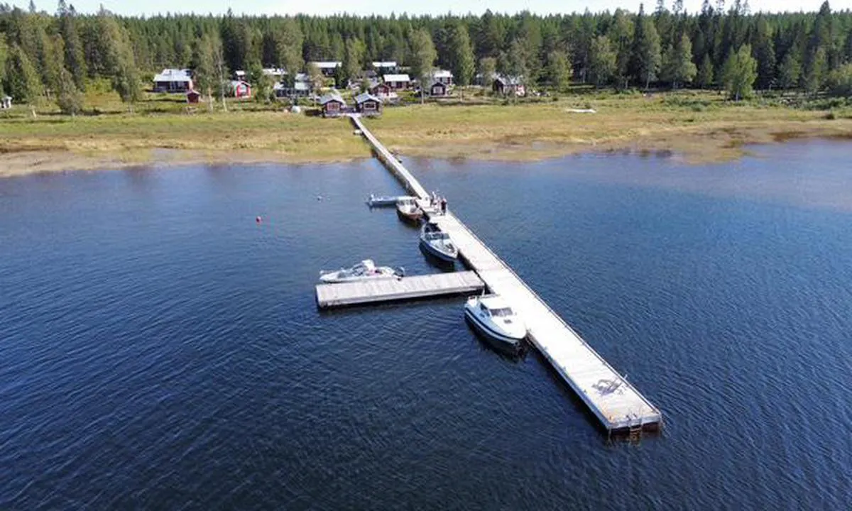 Per-Stålsviken Vargön - Piteå: {"base": "se", "no": "Passer den gr\u00f8nne prikken inne i viken om babord f\u00f8r dere g\u00e5r mot brygga. <br> Gjestplasser der det er ledig ved brygga, dybde ytterst ca. 3 meter ved tverrg\u00e5ende brygge 2,5 m. <br> God ankringsbunn nord for brygga 3-4 m dyp.", "se": "Passera den gr\u00f6na pricken inne i viken om babord innan ni g\u00e5r mot bryggan\r\nG\u00e4stplatser d\u00e4r det \u00e4r ledigt vid bryggan, djup ytterst ca 3 meter vid tv\u00e4rg\u00e5ende brygga 2,5 m.\r\nBra ankringsbotten norr om bryggan 3-4 m djup.", "en": "Pass the green buoy in the bay on port side before heading towards the dock. Guest berths where available at the dock, depth at the outermost approx. 3 meters, at the transverse dock 2.5 meters. Good anchorage bottom north of the dock, 3-4 meters depth.", "da": "Passer den gr\u00f8nne prik inde i vigen om bagbord, f\u00f8r I g\u00e5r mod broen. G\u00e6stepladser hvor der er ledigt ved broen, dybde yderst ca. 3 meter ved tv\u00e6rg\u00e5ende bro 2,5 m. God ankerbund nord for broen 3-4 m dyb.", "fr": "Passez la bou\u00e9e verte \u00e0 b\u00e2bord \u00e0 l'int\u00e9rieur de la baie avant de vous diriger vers le quai.<br>Places disponibles pour les visiteurs l\u00e0 o\u00f9 il y a de la place au quai, profondeur de 3 m\u00e8tres \u00e0 l'extr\u00e9mit\u00e9 du quai transversal 2,5 m.<br>Bon fond d'ancrage au nord du quai, profondeur de 3-4 m.", "de": "Passieren Sie die gr\u00fcne Tonne in der Bucht an Backbord, bevor Sie zum Steg fahren. Gastliegepl\u00e4tze dort, wo am Steg frei ist, Tiefe an der Au\u00dfenseite ca. 3 Meter, an der Quersteganlage 2,5 m. Guter Ankergrund n\u00f6rdlich vom Steg, Tiefe 3-4 m.", "es": "Pasar la baliza verde en la bah\u00eda por babor antes de dirigirse hacia el muelle. <br>Plazas para hu\u00e9spedes disponibles donde haya espacio en el muelle, profundidad m\u00e1xima en el exterior aproximadamente 3 metros en el muelle transversal 2,5 m. <br>Buen fondo de anclaje al norte del muelle, con una profundidad de 3-4 m.", "it": "Passate il bollard verde all'interno della baia a sinistra prima di dirigervi verso il molo. Posti per gli ospiti dove c'\u00e8 spazio libero al molo, profondit\u00e0 di circa 3 metri all'estremit\u00e0 della banchina trasversale 2,5 m. Buon fondale per ancoraggio a nord del molo, profondit\u00e0 3-4 m.", "pt": "Passe pelo marco verde dentro da ba\u00eda a bombordo antes de se dirigir ao cais. Lugares para visitantes onde houver espa\u00e7o no cais, profundidade de cerca de 3 metros na extremidade e 2,5 metros no cais transversal. Bom fundo de ancoragem ao norte do cais com profundidade de 3-4 metros.", "nl": "Passeer de groene boei aan stuurboordzijde in de baai voordat u naar de steiger gaat\nGastenplekken waar het vrij is aan de steiger, diepte aan het uiterste punt ongeveer 3 meter bij de dwarse steiger 2,5 meter.\nGoede ankergrond ten noorden van de steiger 3-4 meter diep.", "pl": "Przep\u0142y\u0144 zielon\u0105 boj\u0119 wewn\u0105trz zatoki po lewej burcie, zanim pop\u0142yniesz w kierunku pomostu. Miejsca dla go\u015bci tam, gdzie jest wolne przy pomo\u015bcie, g\u0142\u0119boko\u015b\u0107 na zewn\u0105trz oko\u0142o 3 metry przy poprzecznym pomo\u015bcie 2,5 m. Dobre miejsce do kotwiczenia na p\u00f3\u0142noc od pomostu, g\u0142\u0119boko\u015b\u0107 3-4 m.", "uk": "\u041f\u0435\u0440\u0435\u0445\u043e\u0434\u044c\u0442\u0435 \u0437\u0435\u043b\u0435\u043d\u0443 \u043c\u0456\u0442\u043a\u0443 \u0432\u0441\u0435\u0440\u0435\u0434\u0438\u043d\u0456 \u0431\u0443\u0445\u0442\u0438 \u043b\u0456\u0432\u043e\u0440\u0443\u0447, \u043f\u0435\u0440\u0448 \u043d\u0456\u0436 \u043f\u0456\u0434\u0456\u0439\u0442\u0438 \u0434\u043e \u043f\u0456\u0440\u0441\u0430. \u0413\u043e\u0441\u0442\u044c\u043e\u0432\u0456 \u043c\u0456\u0441\u0446\u044f \u0442\u0430\u043c, \u0434\u0435 \u0454 \u0432\u0456\u043b\u044c\u043d\u0456 \u043c\u0456\u0441\u0446\u044f \u0431\u0456\u043b\u044f \u043f\u0456\u0440\u0441\u0430, \u0433\u043b\u0438\u0431\u0438\u043d\u0430 \u0437\u0437\u043e\u0432\u043d\u0456 \u0431\u043b\u0438\u0437\u044c\u043a\u043e 3 \u043c\u0435\u0442\u0440\u0456\u0432 \u0431\u0456\u043b\u044f \u043f\u043e\u043f\u0435\u0440\u0435\u0447\u043d\u043e\u0433\u043e \u043f\u0456\u0440\u0441\u0430 2,5 \u043c. \u0413\u0430\u0440\u043d\u0435 \u0434\u043d\u043e \u0434\u043b\u044f \u044f\u043a\u0456\u0440\u043d\u043e\u0457 \u0441\u0442\u043e\u044f\u043d\u043a\u0438 \u043d\u0430 \u043f\u0456\u0432\u043d\u0456\u0447 \u0432\u0456\u0434 \u043f\u0456\u0440\u0441\u0430, \u0433\u043b\u0438\u0431\u0438\u043d\u0430 3-4 \u043c.", "ro": "Trece\u021bi de baliza verde \u00een golf pe babord \u00eenainte de a v\u0103 \u00eendrepta spre debarcader. Locuri pentru oaspe\u021bi acolo unde este liber la debarcader, ad\u00e2ncime aproximativ 3 metri la cap\u0103tul debarcaderului, 2,5 m la debarcaderul transversal. Fund bun pentru ancorare la nord de debarcader, ad\u00e2ncime 3-4 m.", "tr": "Koyun i\u00e7inde sancakta olan ye\u015fil \u015famand\u0131ra ge\u00e7tikten sonra iskeleye do\u011fru ilerleyin. \u0130skelede bo\u015f olan misafir yerlerine yerle\u015fin, en d\u0131\u015ftaki derinlik yakla\u015f\u0131k 3 metre, enlemesine iskelede ise 2,5 m. \u0130skelenin kuzeyinde iyi demirleme zemini, derinlik 3-4 m.", "el": "\u03a0\u03b5\u03c1\u03ac\u03c3\u03c4\u03b5 \u03c4\u03bf \u03c0\u03c1\u03ac\u03c3\u03b9\u03bd\u03bf \u03c3\u03b7\u03bc\u03ac\u03b4\u03b9 \u03c3\u03c4\u03bf\u03bd \u03ba\u03cc\u03bb\u03c0\u03bf \u03b1\u03c0\u03cc \u03c4\u03b7\u03bd \u03b1\u03c1\u03b9\u03c3\u03c4\u03b5\u03c1\u03ae \u03c0\u03bb\u03b5\u03c5\u03c1\u03ac \u03c0\u03c1\u03b9\u03bd \u03c0\u03bb\u03b7\u03c3\u03b9\u03ac\u03c3\u03b5\u03c4\u03b5 \u03c4\u03b7\u03bd \u03c0\u03c1\u03bf\u03b2\u03bb\u03ae\u03c4\u03b1. \u0398\u03ad\u03c3\u03b5\u03b9\u03c2 \u03b3\u03b9\u03b1 \u03b5\u03c0\u03b9\u03c3\u03ba\u03ad\u03c0\u03c4\u03b5\u03c2 \u03b5\u03ba\u03b5\u03af \u03cc\u03c0\u03bf\u03c5 \u03c5\u03c0\u03ac\u03c1\u03c7\u03b5\u03b9 \u03b5\u03bb\u03b5\u03cd\u03b8\u03b5\u03c1\u03bf\u03c2 \u03c7\u03ce\u03c1\u03bf\u03c2 \u03c3\u03c4\u03b7\u03bd \u03c0\u03c1\u03bf\u03b2\u03bb\u03ae\u03c4\u03b1, \u03b2\u03ac\u03b8\u03bf\u03c2 \u03c0\u03b5\u03c1\u03af\u03c0\u03bf\u03c5 3 \u03bc\u03ad\u03c4\u03c1\u03b1 \u03c3\u03c4\u03bf \u03b1\u03ba\u03c1\u03b9\u03b1\u03bd\u03cc \u03bc\u03ad\u03c1\u03bf\u03c2 \u03c4\u03b7\u03c2 \u03b4\u03b9\u03b1\u03c3\u03c4\u03b1\u03c5\u03c1\u03c9\u03bc\u03ad\u03bd\u03b7\u03c2 \u03c0\u03c1\u03bf\u03b2\u03bb\u03ae\u03c4\u03b1\u03c2, 2,5 \u03bc. \u039a\u03b1\u03bb\u03ae \u03ac\u03b3\u03ba\u03c5\u03c1\u03b1 \u03c3\u03c4\u03bf \u03b2\u03c5\u03b8\u03cc \u03b2\u03cc\u03c1\u03b5\u03b9\u03b1 \u03c4\u03b7\u03c2 \u03c0\u03c1\u03bf\u03b2\u03bb\u03ae\u03c4\u03b1\u03c2, \u03b2\u03ac\u03b8\u03bf\u03c2 3-4 \u03bc.", "cs": "Proplujte kolem zelen\u00e9 b\u00f3je v z\u00e1toce po levoboku, ne\u017e p\u0159istanete u mola. M\u00edsta pro hosty, kde je volno u mola, hloubka vn\u011bj\u0161\u00ed \u010d\u00e1sti cca 3 metry a p\u0159\u00ed\u010dn\u00e9ho mola 2,5 m. Dobr\u00e9 kotvi\u0161t\u011b severn\u011b od mola, hloubka 3-4 m.", "hu": "Haladjon el a z\u00f6ld fi\u00fa mellett a v\u00f6lgyben bal k\u00e9z fel\u00e9, miel\u0151tt a m\u00f3l\u00f3hoz \u00e9rkezik. A vend\u00e9ghelyek a m\u00f3l\u00f3n\u00e1l szabad helyeken tal\u00e1lhat\u00f3k, legnagyobb m\u00e9lys\u00e9g kb. 3 m\u00e9ter az oldalir\u00e1ny\u00fa m\u00f3l\u00f3 k\u00fcls\u0151 r\u00e9sz\u00e9n 2,5 m\u00e9ter. J\u00f3 horgonyz\u00f3hely a m\u00f3l\u00f3t\u00f3l \u00e9szakra 3-4 m\u00e9ter m\u00e9lyen.", "fi": "Ohittakaa vihre\u00e4 merkki lahdessa vasemmalla ennen kuin suuntaatte kohti laituriin. Vieraspaikat miss\u00e4 on vapaita paikkoja laiturilla, syv\u00e4ys ulkona noin 3 metri\u00e4 poikittaislaiturilla 2,5 m. Hyv\u00e4 ankkuripaikka laiturin pohjoispuolella 3-4 m syvyydess\u00e4.", "bg": "\u041c\u0438\u043d\u0435\u0442\u0435 \u0437\u0435\u043b\u0435\u043d\u0430\u0442\u0430 \u0431\u0443\u044f \u0432 \u0437\u0430\u043b\u0438\u0432\u0430 \u043e\u0442\u043b\u044f\u0432\u043e, \u043f\u0440\u0435\u0434\u0438 \u0434\u0430 \u0441\u0435 \u043d\u0430\u0441\u043e\u0447\u0438\u0442\u0435 \u043a\u044a\u043c \u043a\u0435\u0439\u044f. \u0413\u043e\u0441\u0442\u0443\u0432\u0430\u0449\u0438 \u043c\u0435\u0441\u0442\u0430, \u043a\u044a\u0434\u0435\u0442\u043e \u0438\u043c\u0430 \u0441\u0432\u043e\u0431\u043e\u0434\u043d\u043e \u0434\u043e \u043a\u0435\u0439\u044f, \u0434\u044a\u043b\u0431\u043e\u0447\u0438\u043d\u0430 \u0432 \u043d\u0430\u0439-\u0432\u044a\u043d\u0448\u043d\u0430\u0442\u0430 \u0447\u0430\u0441\u0442 \u043e\u043a\u043e\u043b\u043e 3 \u043c\u0435\u0442\u0440\u0430, \u043f\u0440\u0438 \u043d\u0430\u043f\u0440\u0435\u0447\u043d\u0438\u044f \u043a\u0435\u0439 2,5 \u043c. \u0414\u043e\u0431\u0440\u043e \u0434\u044a\u043d\u043e \u0437\u0430 \u043a\u043e\u0442\u0432\u0435\u043d\u0435 \u0441\u0435\u0432\u0435\u0440\u043d\u043e \u043e\u0442 \u043a\u0435\u0439\u044f, \u0434\u044a\u043b\u0431\u043e\u0447\u0438\u043d\u0430 3-4 \u043c.", "sr": "Pro\u0111ite zelenu bovu u zalivu s leve strane pre nego \u0161to krenete ka pristani\u0161tu.<br>Gostinjska mesta su tamo gde je slobodno na pristani\u0161tu, dubina na spoljnjem delu je oko 3 metra, kod popre\u010dnog pristani\u0161ta 2,5 metra.<br>Dobar deo za sidrenje severno od pristani\u0161ta, dubina 3-4 metra.", "et": "Minge rohelisest poibist lahes ahtris m\u00f6\u00f6da enne, kui suundute kailesse. K\u00fclaliskohad vabadel kohtadel kai \u00e4\u00e4res, s\u00fcgavus v\u00e4ljaspool umbes 3 meetrit risti asetseva kai juures 2,5 m. Hea ankrup\u00f5hi kai p\u00f5hja pool s\u00fcgavusega 3-4 m.", "lv": "Pabrauciet za\u013cos mar\u0137ierus l\u012b\u010da kreisaj\u0101 pus\u0113, pirms dodaties uz piest\u0101tni.<br /> Viesu vietas pieejamas tur, kur piest\u0101tn\u0113 t\u0101s ir br\u012bvas, dzi\u013cums \u0101rpus\u0113 apm\u0113ram 3 metri \u0161\u0137\u0113rsas piest\u0101tn\u0113 2,5 m.<br /> Laba enkuro\u0161anas grunts zieme\u013cos no piest\u0101tnes 3-4 m dzi\u013cum\u0101.", "lt": "Praplaukti \u017eali\u0105 \u017eenkl\u0105 \u012flankos viduje i\u0161 kair\u0117s prie\u0161 plaukiant link prieplaukos. Sve\u010dio vietos prieplaukoje yra ten, kur yra laisva vieta, gylis prie i\u0161orin\u0117s prieplaukos apie 3 metrai, o prie skersin\u0117s prieplaukos 2,5 m. Geras \u012ftvirtinimo dugnas \u0161iaur\u0117je nuo prieplaukos 3-4 m gylis."}