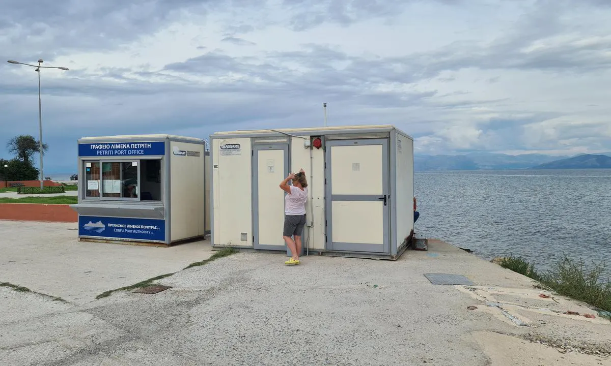 Petriti: {"base": "en", "no": "toaletter, dusjer, havne kontor", "se": "toaletter, duschar, hamnkontor", "en": "toilets, showers, harbour office", "da": "toiletter, brusere, havnekontor", "fr": "toilettes, douches, bureau du port", "de": "Toiletten, Duschen, Hafenb\u00fcro", "es": "aseos, duchas, oficina del puerto", "it": "toilette, docce, ufficio del porto", "pt": "toaletes, duchas, escrit\u00f3rio do porto", "nl": "toiletten, douches, havenkantoor", "pl": "toalety, prysznice, biuro portowe", "uk": "\u0442\u0443\u0430\u043b\u0435\u0442\u0438, \u0434\u0443\u0448\u043e\u0432\u0456, \u043e\u0444\u0456\u0441 \u0433\u0430\u0432\u0430\u043d\u0456", "ro": "toalete, du\u0219uri, birou de port", "tr": "tuvaletler, du\u015flar, liman ofisi", "el": "\u03c4\u03bf\u03c5\u03b1\u03bb\u03ad\u03c4\u03b5\u03c2, \u03bd\u03c4\u03bf\u03c5\u03c2, \u03b3\u03c1\u03b1\u03c6\u03b5\u03af\u03bf \u03bb\u03b9\u03bc\u03ad\u03bd\u03b1", "cs": "toalety, sprchy, p\u0159\u00edstavn\u00ed kancel\u00e1\u0159", "hu": "v\u00e9c\u00e9k, zuhanyz\u00f3k, kik\u00f6t\u0151i iroda", "fi": "wc:t, suihkut, satamatoimisto", "bg": "\u0442\u043e\u0430\u043b\u0435\u0442\u043d\u0438, \u0434\u0443\u0448\u043e\u0432\u0435, \u043f\u0440\u0438\u0441\u0442\u0430\u043d\u0438\u0449\u043d\u0430 \u0441\u043b\u0443\u0436\u0431\u0430", "sr": "toaleti, tu\u0161evi, lu\u010dka kapetanija", "et": "tualetid, du\u0161id, sadamakontor", "lv": "tualetes, du\u0161as, ostas birojs", "lt": "tualetai, du\u0161ai, uosto administracija"}