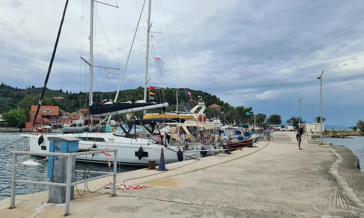 Petriti: {"base": "en", "no": "5...6 plasser kan reserveres p\u00e5 forh\u00e5nd, fort\u00f8y med anker til brygge fra innsiden og utsiden <br> elektrisitet 5\u20ac, vann 5\u20ac, havnesjefen hjelper til med fort\u00f8yning, beste kontakt er via e-post, vhf og telefon fungerte ikke 25/09", "se": "5...6 platser kan bokas i f\u00f6rv\u00e4g, f\u00f6rt\u00f6j med ankare till bryggan b\u00e5de fr\u00e5n insidan och utsidan. Elektricitet 5\u20ac, vatten 5\u20ac, hamnkapten hj\u00e4lper till med f\u00f6rt\u00f6jning, b\u00e4sta kontakten \u00e4r via e-post, VHF och telefon fungerade inte 09/25", "en": "5...6 places can be booked in advance, moore with anchor to pier from in- and outside\r\nelectricity 5\u20ac, water 5\u20ac, harbour master helps to moore, best contact is by mail, vhf and telephon did not work 09/25", "da": "5...6 pladser kan reserveres p\u00e5 forh\u00e5nd, fort\u00f8j med anker til bro fra ind- og udvendig side<br>elektricitet 5\u20ac, vand 5\u20ac, havnefogden hj\u00e6lper med fort\u00f8jning, bedst kontakt er via mail, vhf og telefon virkede ikke 25/09", "fr": "5...6 places peuvent \u00eatre r\u00e9serv\u00e9es \u00e0 l'avance, amarrer avec l'ancre au quai de l'int\u00e9rieur et de l'ext\u00e9rieur<br>\u00e9lectricit\u00e9 5\u20ac, eau 5\u20ac, le ma\u00eetre de port aide \u00e0 amarrer, le meilleur contact est par mail, VHF et t\u00e9l\u00e9phone ne fonctionnaient pas le 25/09", "de": "5...6 Pl\u00e4tze k\u00f6nnen im Voraus gebucht werden, mit Anker an Steg von innen und au\u00dfen festmachen.<br />Strom 5\u20ac, Wasser 5\u20ac, der Hafenmeister hilft beim Festmachen, beste Kontaktaufnahme per E-Mail, UKW-Funk und Telefon funktionierten am 25.09. nicht.", "es": "5...6 lugares se pueden reservar con antelaci\u00f3n, amarre con ancla al muelle desde dentro y fuera<br>electricidad 5\u20ac, agua 5\u20ac, el capit\u00e1n del puerto ayuda a amarrar, el mejor contacto es por correo, VHF y tel\u00e9fono no funcionaban el 25/09", "it": "5...6 posti possono essere prenotati in anticipo, ormeggiare con ancora al molo dall'interno e dall'esterno<br>elettricit\u00e0 5\u20ac, acqua 5\u20ac, il capitano del porto aiuta a ormeggiare, il miglior contatto \u00e8 via email, vhf e telefono non funzionavano 25/09", "pt": "5...6 lugares podem ser reservados com anteced\u00eancia, atracar com \u00e2ncora no cais por dentro e por fora <br/> eletricidade 5\u20ac, \u00e1gua 5\u20ac, o mestre do porto ajuda a atracar, o melhor contato \u00e9 por e-mail, VHF e telefone n\u00e3o funcionaram em 25/09", "nl": "5...6 plaatsen kunnen van tevoren worden gereserveerd, afmeren met anker aan de pier van binnen- en buitenkant<br>elektriciteit \u20ac5, water \u20ac5, havenmeester helpt bij het afmeren, beste contact is per mail, VHF en telefoon werkte niet 25/09", "pl": "5...6 miejsc mo\u017cna zarezerwowa\u0107 z wyprzedzeniem, cumowanie z kotwic\u0105 do pirsu od wewn\u0105trz i zewn\u0119trznie<br>pr\u0105d 5\u20ac, woda 5\u20ac, bosman pomaga cumowa\u0107, najlepiej kontaktowa\u0107 si\u0119 przez e-mail, VHF i telefon nie dzia\u0142a\u0142y 25.09", "uk": "5...6 \u043c\u0456\u0441\u0446\u044c \u043c\u043e\u0436\u043d\u0430 \u0437\u0430\u0431\u0440\u043e\u043d\u044e\u0432\u0430\u0442\u0438 \u0437\u0430\u0437\u0434\u0430\u043b\u0435\u0433\u0456\u0434\u044c, \u0448\u0432\u0430\u0440\u0442\u0443\u0432\u0430\u043d\u043d\u044f \u0437 \u044f\u043a\u043e\u0440\u0435\u043c \u0434\u043e \u043f\u0440\u0438\u0447\u0430\u043b\u0443 \u0437 \u0432\u043d\u0443\u0442\u0440\u0456\u0448\u043d\u044c\u043e\u0457 \u0442\u0430 \u0437\u043e\u0432\u043d\u0456\u0448\u043d\u044c\u043e\u0457 \u0441\u0442\u043e\u0440\u043e\u043d\u0438<br />\u0435\u043b\u0435\u043a\u0442\u0440\u0438\u043a\u0430 5\u20ac, \u0432\u043e\u0434\u0430 5\u20ac, \u043f\u043e\u0440\u0442\u043e\u0432\u0438\u0439 \u043c\u0430\u0439\u0441\u0442\u0435\u0440 \u0434\u043e\u043f\u043e\u043c\u0430\u0433\u0430\u0454 \u0448\u0432\u0430\u0440\u0442\u0443\u0432\u0430\u0442\u0438\u0441\u044f, \u043d\u0430\u0439\u043a\u0440\u0430\u0449\u0438\u0439 \u043a\u043e\u043d\u0442\u0430\u043a\u0442 \u043f\u043e \u0435\u043b\u0435\u043a\u0442\u0440\u043e\u043d\u043d\u0456\u0439 \u043f\u043e\u0448\u0442\u0456, VHF \u0442\u0430 \u0442\u0435\u043b\u0435\u0444\u043e\u043d \u043d\u0435 \u043f\u0440\u0430\u0446\u044e\u0432\u0430\u043b\u0438 25/09", "ro": "5...6 locuri pot fi rezervate in avans, acostare cu ancor\u0103 la debarcader de la interior \u0219i exterior <br> electricitate 5\u20ac, ap\u0103 5\u20ac, c\u0103pitanul portului ajut\u0103 la acostare, cel mai bun mod de contact este prin email, VHF \u0219i telefon nu func\u021bionau 25/09", "tr": "5...6 yer \u00f6nceden rezerve edilebilir, i\u00e7eriden ve d\u0131\u015far\u0131dan iskeleye demirle yana\u015f\u0131n, elektrik 5\u20ac, su 5\u20ac, liman g\u00f6revlisi yana\u015fmada yard\u0131mc\u0131 olur, en iyi ileti\u015fim mail \u00fczerinden, VHF ve telefon 09/25 tarihinde \u00e7al\u0131\u015fm\u0131yordu", "el": "5...6 \u03b8\u03ad\u03c3\u03b5\u03b9\u03c2 \u03bc\u03c0\u03bf\u03c1\u03bf\u03cd\u03bd \u03bd\u03b1 \u03ba\u03c1\u03b1\u03c4\u03b7\u03b8\u03bf\u03cd\u03bd \u03b5\u03ba \u03c4\u03c9\u03bd \u03c0\u03c1\u03bf\u03c4\u03ad\u03c1\u03c9\u03bd, \u03b4\u03ad\u03c3\u03c4\u03b5 \u03bc\u03b5 \u03ac\u03b3\u03ba\u03c5\u03c1\u03b1 \u03c3\u03c4\u03b7\u03bd \u03c0\u03c1\u03bf\u03b2\u03bb\u03ae\u03c4\u03b1 \u03b1\u03c0\u03cc \u03bc\u03ad\u03c3\u03b1 \u03ba\u03b1\u03b9 \u03ad\u03be\u03c9<br>\u03b7\u03bb\u03b5\u03ba\u03c4\u03c1\u03b9\u03ba\u03cc \u03c1\u03b5\u03cd\u03bc\u03b1 5\u20ac, \u03bd\u03b5\u03c1\u03cc 5\u20ac, \u03bf \u03bb\u03b9\u03bc\u03b5\u03bd\u03b1\u03c1\u03c7\u03ae\u03c2 \u03b2\u03bf\u03b7\u03b8\u03ac \u03c3\u03c4\u03b7\u03bd \u03c0\u03c1\u03cc\u03c3\u03b4\u03b5\u03c3\u03b7, \u03b7 \u03ba\u03b1\u03bb\u03cd\u03c4\u03b5\u03c1\u03b7 \u03b5\u03c0\u03b1\u03c6\u03ae \u03b5\u03af\u03bd\u03b1\u03b9 \u03bc\u03ad\u03c3\u03c9 email, VHF \u03ba\u03b1\u03b9 \u03c4\u03b7\u03bb\u03ad\u03c6\u03c9\u03bd\u03bf \u03b4\u03b5\u03bd \u03bb\u03b5\u03b9\u03c4\u03bf\u03cd\u03c1\u03b3\u03b7\u03c3\u03b1\u03bd \u03c3\u03c4\u03b9\u03c2 09/25", "cs": "5...6 m\u00edst lze rezervovat p\u0159edem, kotven\u00ed s kotvou k molu zevnit\u0159 i zven\u010d\u00ed<br>elekt\u0159ina 5\u20ac, voda 5\u20ac, p\u0159\u00edstavn\u00ed mistr pom\u00e1h\u00e1 s kotven\u00edm, nejlep\u0161\u00ed kontakt je e-mailem, VHF a telefon nefungovaly 09/25", "hu": "5...6 hely el\u0151re lefoglalhat\u00f3, horgonyozzon a m\u00f3l\u00f3hoz k\u00edv\u00fclr\u0151l \u00e9s bel\u00fclr\u0151l is. \u00c1ram 5\u20ac, v\u00edz 5\u20ac, a kik\u00f6t\u0151mester seg\u00edt a kik\u00f6t\u00e9sben, legjobb kapcsolat e-mailben, a VHF \u00e9s a telefon nem m\u0171k\u00f6d\u00f6tt 09/25", "fi": "5...6 paikkaa voidaan varata etuk\u00e4teen, kiinnittyminen ankkurilla laituriin ulko- ja sis\u00e4puolelta<br/>s\u00e4hk\u00f6 5\u20ac, vesi 5\u20ac, satamakapteeni auttaa kiinnittymisess\u00e4, paras yhteydenotto s\u00e4hk\u00f6postitse, VHF ja puhelin eiv\u00e4t toimineet 09/25", "bg": "5...6 \u043c\u0435\u0441\u0442\u0430 \u043c\u043e\u0433\u0430\u0442 \u0434\u0430 \u0431\u044a\u0434\u0430\u0442 \u0440\u0435\u0437\u0435\u0440\u0432\u0438\u0440\u0430\u043d\u0438 \u043f\u0440\u0435\u0434\u0432\u0430\u0440\u0438\u0442\u0435\u043b\u043d\u043e, \u0430\u043a\u043e\u0441\u0442\u0438\u0440\u0430\u043d\u0435 \u0441 \u043a\u043e\u0442\u0432\u0430 \u043d\u0430 \u043f\u0440\u0438\u0441\u0442\u0430\u043d\u0430 \u043e\u0442\u0432\u044a\u0442\u0440\u0435 \u0438 \u043e\u0442\u0432\u044a\u043d.<br>\u0435\u043b\u0435\u043a\u0442\u0440\u0438\u0447\u0435\u0441\u0442\u0432\u043e 5\u20ac, \u0432\u043e\u0434\u0430 5\u20ac, \u043f\u0440\u0438\u0441\u0442\u0430\u043d\u0438\u0449\u043d\u0438\u044f\u0442 \u043a\u0430\u043f\u0438\u0442\u0430\u043d \u043f\u043e\u043c\u0430\u0433\u0430 \u0437\u0430 \u0430\u043a\u043e\u0441\u0442\u0438\u0440\u0430\u043d\u0435, \u043d\u0430\u0439-\u0434\u043e\u0431\u0440\u0438\u044f\u0442 \u043d\u0430\u0447\u0438\u043d \u0437\u0430 \u043a\u043e\u043d\u0442\u0430\u043a\u0442 \u0435 \u043f\u043e \u0438\u043c\u0435\u0439\u043b, VHF \u0438 \u0442\u0435\u043b\u0435\u0444\u043e\u043d \u043d\u0435 \u0440\u0430\u0431\u043e\u0442\u0435\u0445\u0430 \u043a\u044a\u043c 09/25", "sr": "5...6 mesta se mogu rezervisati unapred, privez sa sidrom uz mol sa unutra\u0161nje i spolja\u0161nje strane <br> struja 5\u20ac, voda 5\u20ac, lu\u010dki kapetan poma\u017ee sa privezivanjem, najbolji kontakt putem mejla, VHF i telefon nisu radili 25.09.", "et": "5...6 kohta saab eelnevalt broneerida, silduda ankruga kai sisemisele ja v\u00e4limisele poolele<br>elekter 5\u20ac, vesi 5\u20ac, sadamakapten aitab silduda, parim kontakt e-posti kaudu, VHF ja telefon ei t\u00f6\u00f6tanud 25.09", "lv": "5...6 vietas var rezerv\u0113t iepriek\u0161, piest\u0101\u0161ana ar enkuru pie piest\u0101tnes no iek\u0161puses un \u0101rpuses, elektr\u012bba 5\u20ac, \u016bdens 5\u20ac, ostas meistars pal\u012bdz piest\u0101t, lab\u0101kais kontakts ir pa e-pastu, VHF un telefons 09/25 nedarboj\u0101s", "lt": "5...6 vietas galima u\u017esakyti i\u0161 anksto, \u0161vartuotis su inkaru prie prieplaukos tiek i\u0161 vidaus, tiek i\u0161 i\u0161or\u0117s<br>elektra 5\u20ac, vanduo 5\u20ac, uosto vir\u0161ininkas padeda \u0161vartuotis, geriausia susisiekti el. pa\u0161tu, VHF ir telefonas neveik\u0117 09/25"}