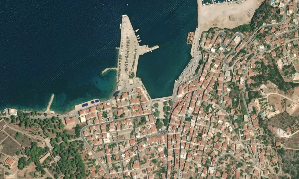 Flyfoto av Pilos Town quay