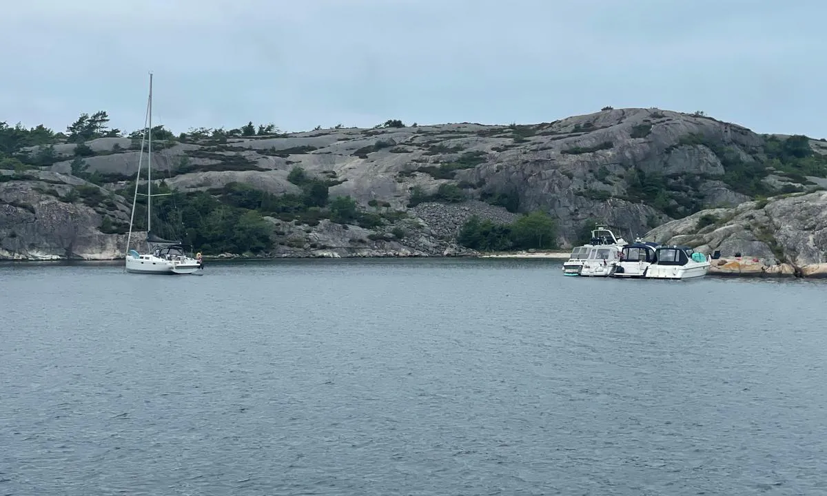 Pinnö: Det er mulig å ligge på svai, og inn mot fjell. Legger man seg helt inn til fjellet gir havnen god beskyttelse mot sydvestlige til nordvestlige vinder. Bildet er mot vest.