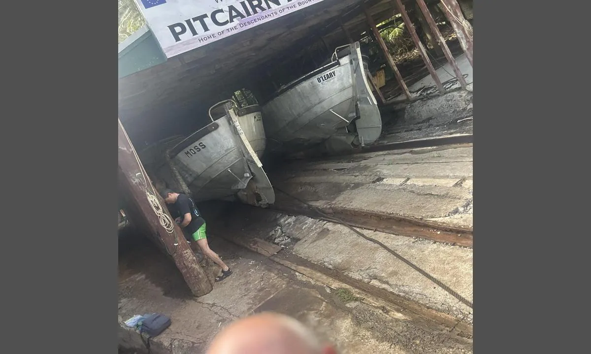 Pitcain: {"base": "no", "no": "Viser b\u00e5tene som de bruker for \u00e5 hente turister og proviant fra frakte skutene.", "se": "Visar b\u00e5tarna som de anv\u00e4nder f\u00f6r att h\u00e4mta turister och proviant fr\u00e5n fraktskutorna.", "en": "Shows the boats that they use to fetch tourists and provisions from the cargo ships.", "da": "Viser b\u00e5dene som de bruger for at hente turister og proviant fra fragtskibene.", "fr": "Montre les bateaux qu'ils utilisent pour r\u00e9cup\u00e9rer les touristes et les provisions des navires de charge.", "de": "Zeigt die Boote, die verwendet werden, um Touristen und Proviant von den Frachtschiffen zu holen.", "es": "Muestra los barcos que utilizan para recoger turistas y provisiones de los barcos de carga.", "it": "Mostra le barche che utilizzano per portare i turisti e i rifornimenti dalle navi da carico.", "pt": "Mostra os barcos que usam para buscar turistas e provis\u00f5es dos navios de carga.", "nl": "Toont de boten die ze gebruiken om toeristen en voorraden van de vrachtschepen te halen.", "pl": "Pokazuje \u0142odzie, kt\u00f3rych u\u017cywaj\u0105 do przywo\u017cenia turyst\u00f3w i zaopatrzenia z frachtowc\u00f3w.", "uk": "\u041f\u043e\u043a\u0430\u0437\u0443\u0454 \u0441\u0443\u0434\u043d\u0430, \u044f\u043a\u0456 \u0432\u0438\u043a\u043e\u0440\u0438\u0441\u0442\u043e\u0432\u0443\u044e\u0442\u044c \u0434\u043b\u044f \u043f\u0435\u0440\u0435\u0432\u0435\u0437\u0435\u043d\u043d\u044f \u0442\u0443\u0440\u0438\u0441\u0442\u0456\u0432 \u0442\u0430 \u043f\u0440\u043e\u0432\u0456\u0430\u043d\u0442\u0443 \u0437 \u0432\u0430\u043d\u0442\u0430\u0436\u043d\u0438\u0445 \u043a\u043e\u0440\u0430\u0431\u043b\u0456\u0432.", "ro": "Prezint\u0103 b\u0103rcile pe care le folosesc pentru a prelua turi\u0219tii \u0219i proviziile de la navele de transport.", "tr": "Turistleri ve erzaklar\u0131 nakliye gemilerinden almak i\u00e7in kullan\u0131lan tekneleri g\u00f6sterir.", "el": "\u0395\u03bc\u03c6\u03b1\u03bd\u03af\u03b6\u03b5\u03b9 \u03c4\u03b1 \u03c3\u03ba\u03ac\u03c6\u03b7 \u03c0\u03bf\u03c5 \u03c7\u03c1\u03b7\u03c3\u03b9\u03bc\u03bf\u03c0\u03bf\u03b9\u03bf\u03cd\u03bd \u03b3\u03b9\u03b1 \u03bd\u03b1 \u03c0\u03b1\u03c1\u03b1\u03bb\u03ac\u03b2\u03bf\u03c5\u03bd \u03c4\u03bf\u03c5\u03c1\u03af\u03c3\u03c4\u03b5\u03c2 \u03ba\u03b1\u03b9 \u03c0\u03c1\u03bf\u03bc\u03ae\u03b8\u03b5\u03b9\u03b5\u03c2 \u03b1\u03c0\u03cc \u03c4\u03b1 \u03c6\u03bf\u03c1\u03c4\u03b7\u03b3\u03ac \u03c0\u03bb\u03bf\u03af\u03b1.", "cs": "Ukazuje lod\u011b, kter\u00e9 pou\u017e\u00edvaj\u00ed k vyzvednut\u00ed turist\u016f a z\u00e1sob z n\u00e1kladn\u00edch lod\u00ed.", "hu": "Mutatja a haj\u00f3kat, amelyeket a turist\u00e1k \u00e9s az ell\u00e1tm\u00e1ny frakthaj\u00f3kr\u00f3l t\u00f6rt\u00e9n\u0151 sz\u00e1ll\u00edt\u00e1s\u00e1ra haszn\u00e1lnak.", "fi": "N\u00e4ytt\u00e4v\u00e4t veneet, joita he k\u00e4ytt\u00e4v\u00e4t turistien ja proviantin hakemiseen rahtialuksista.", "bg": "\u041f\u043e\u043a\u0430\u0437\u0432\u0430 \u043b\u043e\u0434\u043a\u0438\u0442\u0435, \u043a\u043e\u0438\u0442\u043e \u0441\u0435 \u0438\u0437\u043f\u043e\u043b\u0437\u0432\u0430\u0442 \u0437\u0430 \u043f\u0440\u0435\u0432\u043e\u0437 \u043d\u0430 \u0442\u0443\u0440\u0438\u0441\u0442\u0438 \u0438 \u043f\u0440\u043e\u0432\u0438\u0437\u0438\u0438 \u043e\u0442 \u0442\u043e\u0432\u0430\u0440\u043d\u0438\u0442\u0435 \u043a\u043e\u0440\u0430\u0431\u0438.", "sr": "\u041f\u0440\u0438\u043a\u0430\u0437\u0443\u0458\u0435 \u0431\u0440\u043e\u0434\u043e\u0432\u0435 \u043a\u043e\u0458\u0435 \u043a\u043e\u0440\u0438\u0441\u0442\u0435 \u0437\u0430 \u0434\u043e\u0432\u043e\u0452\u0435\u045a\u0435 \u0442\u0443\u0440\u0438\u0441\u0442\u0430 \u0438 \u043d\u0430\u043c\u0438\u0440\u043d\u0438\u0446\u0430 \u0441\u0430 \u0442\u0440\u0430\u043d\u0441\u043f\u043e\u0440\u0442\u043d\u0438\u0445 \u0431\u0440\u043e\u0434\u043e\u0432\u0430.", "et": "N\u00e4itab paate, mida nad kasutavad turistide ja varude transportimiseks kaubapurjekatelt.", "lv": "Par\u0101da laivas, kuras izmanto t\u016bristu un provianta nog\u0101d\u0101\u0161anai no transporta buruku\u0123iem.", "lt": "Rodo valtis, kurias jie naudoja turistams ir provizijoms gabenti i\u0161 krovinini\u0173 laiv\u0173."}