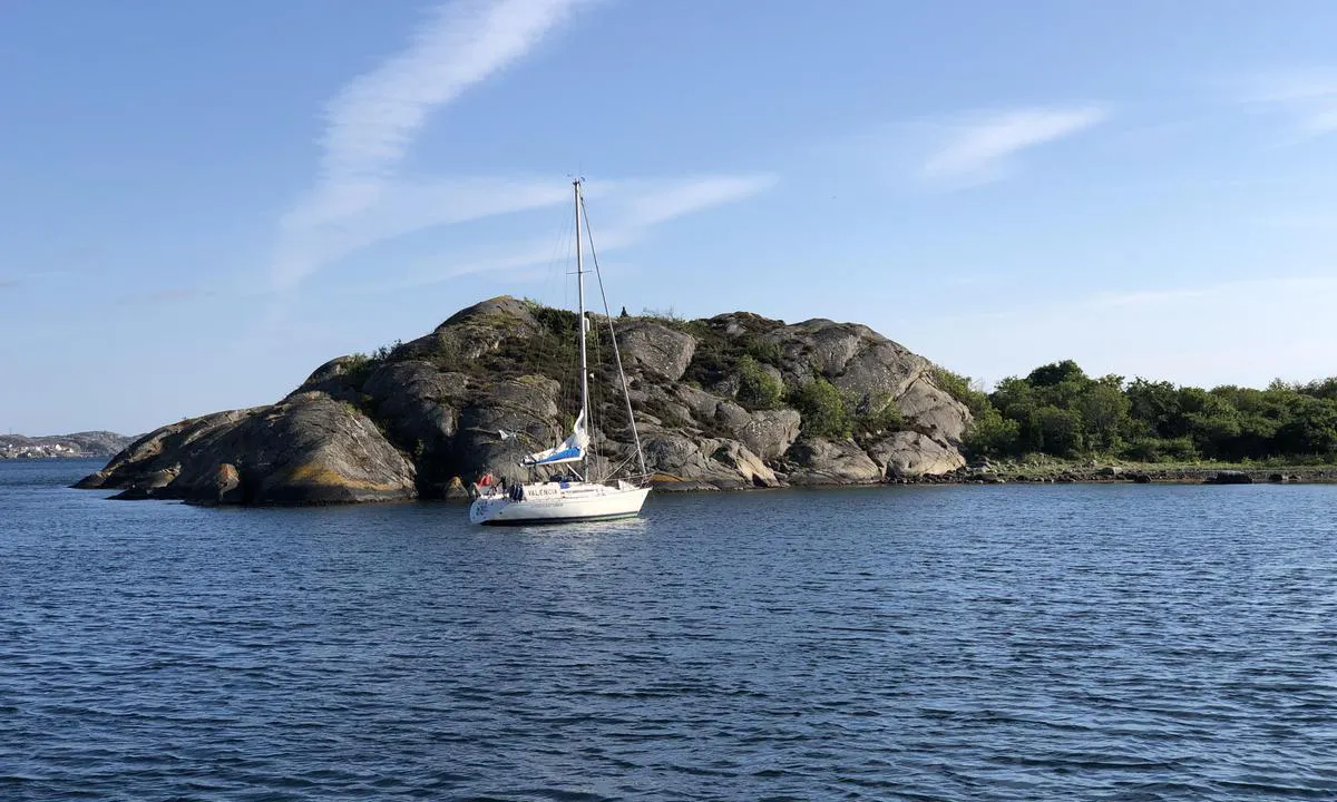 Sailboat on anchor in the bay west of Pittle Hovud