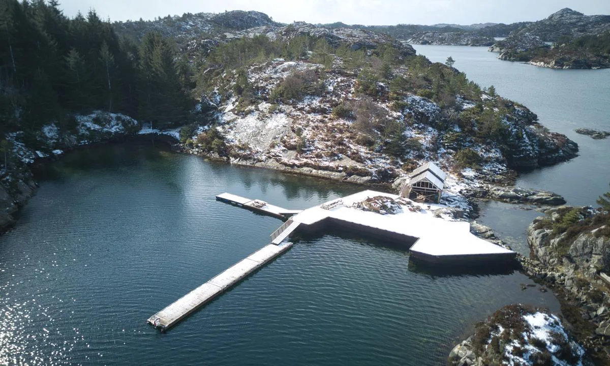 Plassaholmen: Oversikt over bryggeanlegg, og grillhus. Dette er en tilrettelagt uthavn, uten strøm og vann.