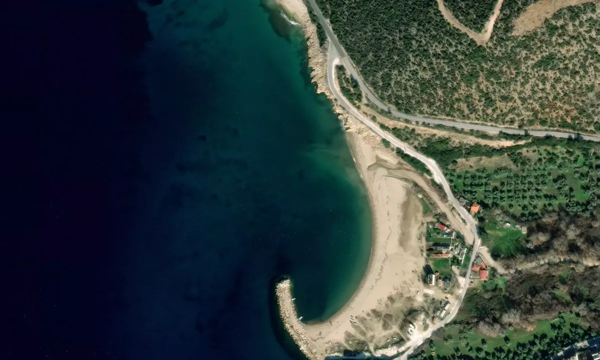 Satelite image of Platanes Beach