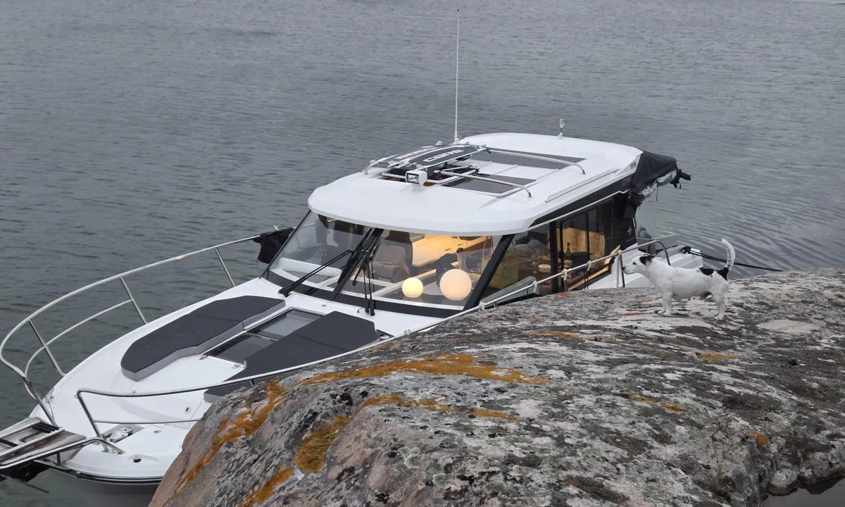 Porsholmen - Fjällbacka: {"base": "no", "no": "Mulighet for longside", "se": "M\u00f6jlighet f\u00f6r l\u00e5ngsida", "en": "Possibility for alongside docking", "da": "Mulighed for langsiden", "fr": "Possibilit\u00e9 d'accoster c\u00f4t\u00e9 long", "de": "M\u00f6glichkeit f\u00fcr L\u00e4ngsseite", "es": "Posibilidad de amarrar de costado", "it": "Possibilit\u00e0 di ormeggiare lungo l'asse", "pt": "Possibilidade de atracar ao longo", "nl": "Mogelijkheid voor langszij", "pl": "Mo\u017cliwo\u015b\u0107 cumowania burt\u0105", "uk": "\u041c\u043e\u0436\u043b\u0438\u0432\u0456\u0441\u0442\u044c \u0448\u0432\u0430\u0440\u0442\u0443\u0432\u0430\u043d\u043d\u044f \u0443\u0437\u0434\u043e\u0432\u0436 \u043f\u0440\u0438\u0447\u0430\u043b\u0443", "ro": "Posibilitate pentru acostare de-a lungul", "tr": "Longside yana\u015fma imkan\u0131", "el": "\u0394\u03c5\u03bd\u03b1\u03c4\u03cc\u03c4\u03b7\u03c4\u03b1 \u03c0\u03b1\u03c1\u03b1\u03b2\u03bf\u03bb\u03ae\u03c2 \u03c3\u03c4\u03bf \u03c0\u03bb\u03b5\u03c5\u03c1\u03cc", "cs": "Mo\u017enost st\u00e1n\u00ed bokem", "hu": "Lehet\u0151s\u00e9g oldals\u00f3 kik\u00f6t\u00e9sre", "fi": "Mahdollisuus kylkikiinnitykseen", "bg": "\u0412\u044a\u0437\u043c\u043e\u0436\u043d\u043e\u0441\u0442 \u0437\u0430 \u0448\u0432\u0430\u0440\u0442\u043e\u0432\u0430\u043d\u0435 \u0443\u0441\u043f\u043e\u0440\u0435\u0434\u043d\u043e", "sr": "\u041c\u043e\u0433\u0443\u045b\u043d\u043e\u0441\u0442 \u043f\u0440\u0438\u0441\u0442\u0430\u0458\u0430\u045a\u0430 \u0443\u0437 \u0431\u043e\u043a", "et": "V\u00f5imalus kai \u00e4\u00e4res peatuda", "lv": "Iesp\u0113ja pietauvoties paral\u0113li", "lt": "Galimyb\u0117 \u0161vartuotis ilgesne puse"}
