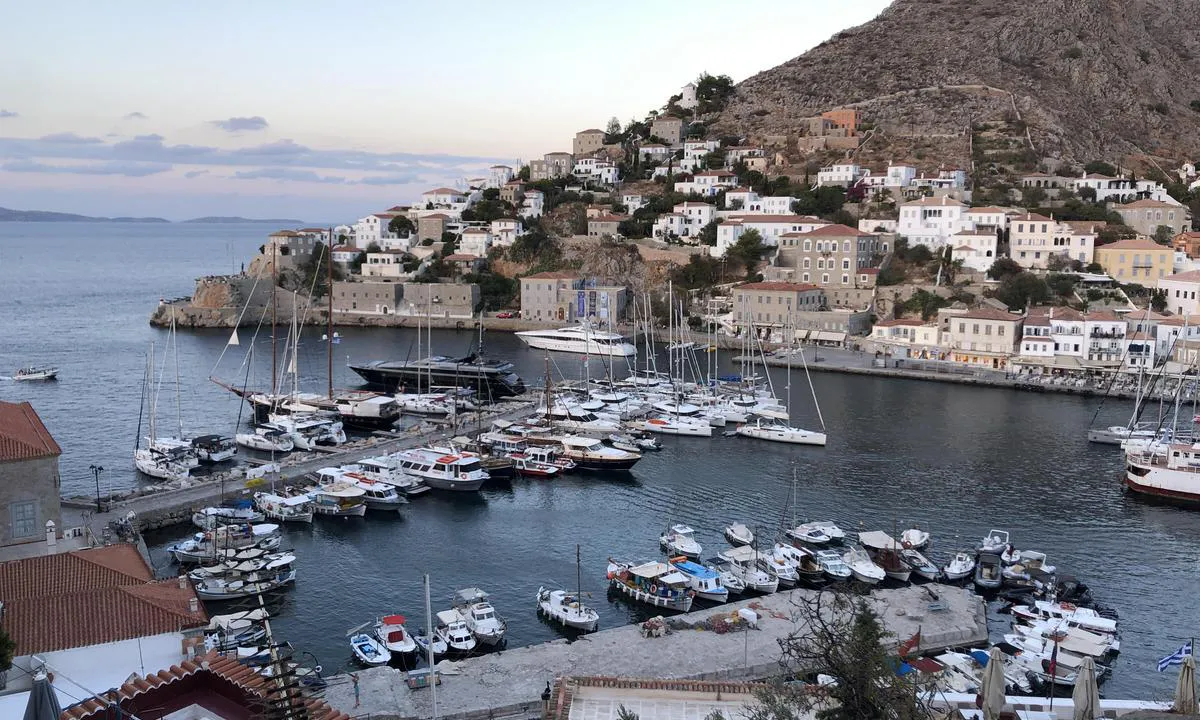 Port of Hydra: Here we see the pier where sailors can moor both on the inside and outisde. The inside is obviously better protected.