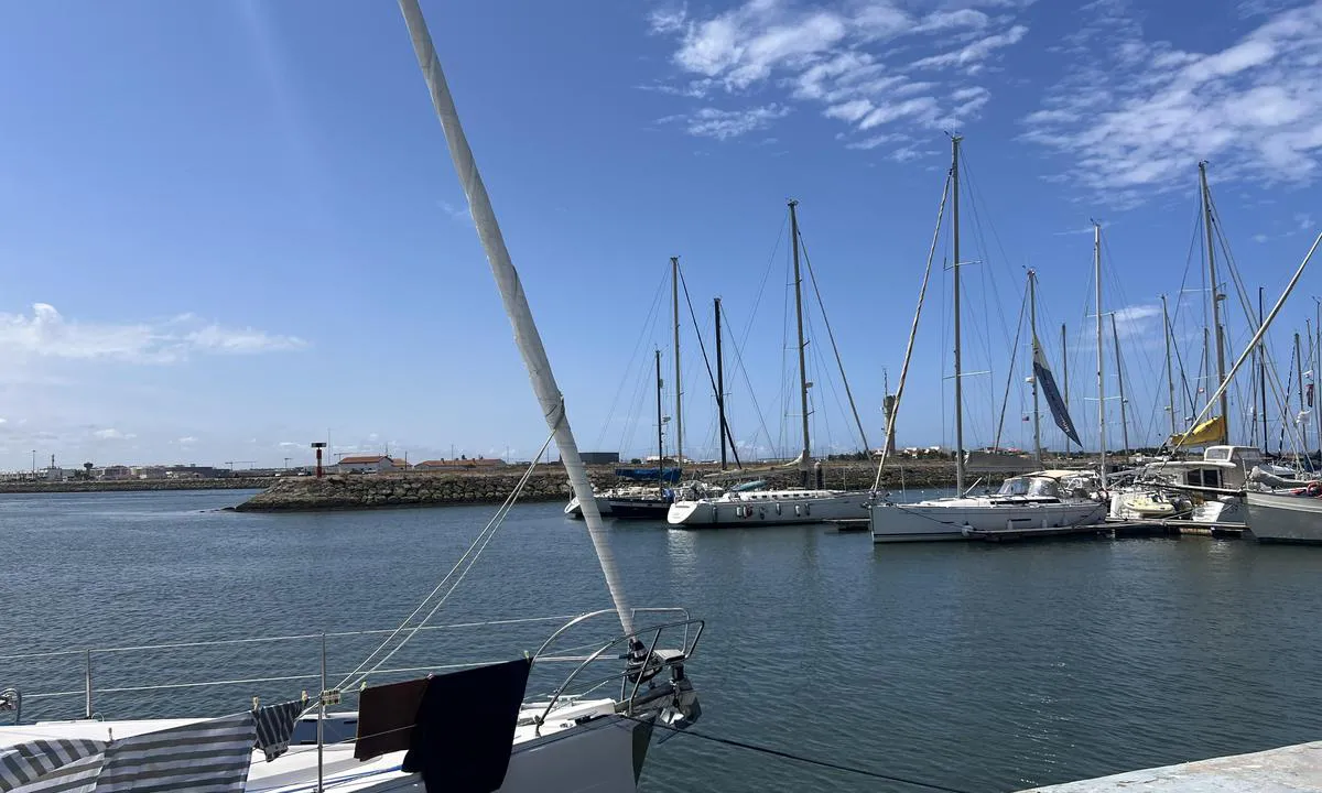 {"base": "no", "no": "Enkel og fin innseiling, lun havn.  Marinaen er ikke d\u00f8gn\u00e5pen, men man kan ringe etter folk utenfor \u00e5pningstider. Rett ved byen", "se": "Enkel och fin insegling, skyddad hamn. <br>Marinan \u00e4r inte \u00f6ppen dygnet runt, men man kan ringa efter folk utanf\u00f6r \u00f6ppettiderna. <br>Precis vid staden", "en": "Easy and nice approach, sheltered harbor. The marina is not open 24/7, but you can call for assistance outside of opening hours. Right by the city.", "da": "Enkel og fin indsejling, lun havn. Marinaen er ikke d\u00f8gn\u00e5ben, men man kan ringe efter folk uden for \u00e5bningstider. Lige ved byen", "fr": "Entr\u00e9e simple et agr\u00e9able, port abrit\u00e9. La marina n'est pas ouverte 24h/24, mais on peut appeler du personnel en dehors des heures d'ouverture. Juste \u00e0 c\u00f4t\u00e9 de la ville.", "de": "Einfache und sch\u00f6ne Einfahrt, gesch\u00fctzter Hafen. Der Yachthafen ist nicht rund um die Uhr ge\u00f6ffnet, aber man kann au\u00dferhalb der \u00d6ffnungszeiten Leute anrufen. Direkt bei der Stadt", "es": "Entra f\u00e1cilmente, puerto tranquilo. La marina no est\u00e1 abierta las 24 horas, pero se puede llamar a personas fuera del horario de apertura. Justo al lado de la ciudad", "it": "Entrata semplice e bella, porto riparato. Il marina non \u00e8 aperto 24 ore su 24, ma si possono chiamare persone fuori dall'orario di apertura. Proprio vicino alla citt\u00e0", "pt": "Entrada simples e agrad\u00e1vel, porto abrigado. A marina n\u00e3o est\u00e1 aberta 24 horas, mas \u00e9 poss\u00edvel ligar para pessoal fora do hor\u00e1rio de funcionamento. Pr\u00f3ximo \u00e0 cidade.", "nl": "Eenvoudige en goede binnenvaart, beschutte haven. De jachthaven is niet 24-uur open, maar men kan personeel bellen buiten openingstijden. Direct nabij de stad.", "pl": "Prosty i dobry wjazd, spokojny port. Marina nie jest otwarta przez ca\u0142\u0105 dob\u0119, ale mo\u017cna wezwa\u0107 personel poza godzinami otwarcia. Bezpo\u015brednio przy mie\u015bcie", "uk": "\u041f\u0440\u043e\u0441\u0442\u0438\u0439 \u0456 \u043f\u0440\u0438\u0454\u043c\u043d\u0438\u0439 \u0432\u0445\u0456\u0434, \u0437\u0430\u0445\u0438\u0449\u0435\u043d\u0430 \u0433\u0430\u0432\u0430\u043d\u044c. \u041c\u0430\u0440\u0438\u043d\u0430 \u043d\u0435 \u043f\u0440\u0430\u0446\u044e\u0454 \u0446\u0456\u043b\u043e\u0434\u043e\u0431\u043e\u0432\u043e, \u0430\u043b\u0435 \u043c\u043e\u0436\u043d\u0430 \u0437\u0430\u0442\u0435\u043b\u0435\u0444\u043e\u043d\u0443\u0432\u0430\u0442\u0438 \u0442\u0430 \u043e\u0442\u0440\u0438\u043c\u0430\u0442\u0438 \u0434\u043e\u043f\u043e\u043c\u043e\u0433\u0443 \u043f\u043e\u0437\u0430 \u0440\u043e\u0431\u043e\u0447\u0438\u043c\u0438 \u0433\u043e\u0434\u0438\u043d\u0430\u043c\u0438. \u041f\u0440\u044f\u043c\u043e \u0431\u0456\u043b\u044f \u043c\u0456\u0441\u0442\u0430.", "ro": "Acces simplu \u0219i bun, port ad\u0103postit. Marina nu este deschis\u0103 nonstop, dar se poate suna pentru ajutor \u00een afara orelor de program. Chiar l\u00e2ng\u0103 ora\u0219", "tr": "Kolay ve g\u00fczel yakla\u015fma, sakin liman. Marina 24 saat a\u00e7\u0131k de\u011fil, ancak \u00e7al\u0131\u015fma saatleri d\u0131\u015f\u0131nda insanlar\u0131 arayabilirsiniz. \u015eehrin hemen yan\u0131nda.", "el": "\u0395\u03cd\u03ba\u03bf\u03bb\u03b7 \u03ba\u03b1\u03b9 \u03ba\u03b1\u03bb\u03ae \u03b5\u03af\u03c3\u03bf\u03b4\u03bf\u03c2, \u03b1\u03c0\u03ac\u03bd\u03b5\u03bc\u03bf \u03bb\u03b9\u03bc\u03ac\u03bd\u03b9. \u0397 \u03bc\u03b1\u03c1\u03af\u03bd\u03b1 \u03b4\u03b5\u03bd \u03b5\u03af\u03bd\u03b1\u03b9 \u03b1\u03bd\u03bf\u03b9\u03c7\u03c4\u03ae \u03cc\u03bb\u03bf \u03c4\u03bf 24\u03c9\u03c1\u03bf, \u03b1\u03bb\u03bb\u03ac \u03bc\u03c0\u03bf\u03c1\u03b5\u03af\u03c4\u03b5 \u03bd\u03b1 \u03ba\u03b1\u03bb\u03ad\u03c3\u03b5\u03c4\u03b5 \u03ac\u03c4\u03bf\u03bc\u03b1 \u03b5\u03ba\u03c4\u03cc\u03c2 \u03c4\u03c9\u03bd \u03c9\u03c1\u03ce\u03bd \u03bb\u03b5\u03b9\u03c4\u03bf\u03c5\u03c1\u03b3\u03af\u03b1\u03c2. \u0391\u03ba\u03c1\u03b9\u03b2\u03ce\u03c2 \u03b4\u03af\u03c0\u03bb\u03b1 \u03c3\u03c4\u03b7\u03bd \u03c0\u03cc\u03bb\u03b7.", "cs": "Jednoduch\u00e9 a p\u011bkn\u00e9 vplut\u00ed, klidn\u00fd p\u0159\u00edstav. Marina nen\u00ed otev\u0159en\u00e1 nonstop, ale mimo otev\u00edrac\u00ed dobu je mo\u017en\u00e9 zavolat person\u00e1l. P\u0159\u00edmo u m\u011bsta.", "hu": "Egyszer\u0171 \u00e9s kellemes behaj\u00f3z\u00e1s, nyugodt kik\u00f6t\u0151. A marina nem tart nyitva \u00e9jjel-nappal, de nyitvatart\u00e1si id\u0151n k\u00edv\u00fcl is lehet h\u00edvni embereket. K\u00f6zvetlen\u00fcl a v\u00e1ros mellett.", "fi": "Helppo ja mukava sis\u00e4\u00e4najo, suojaisa satama. Satama ei ole avoinna ymp\u00e4ri vuorokauden, mutta voi soittaa henkil\u00f6kunnalle aukioloaikojen ulkopuolella. Aivan kaupungin vieress\u00e4.", "bg": "\u041b\u0435\u0441\u0435\u043d \u0438 \u0445\u0443\u0431\u0430\u0432 \u043f\u043e\u0434\u0445\u043e\u0434, \u0437\u0430\u043a\u0440\u0438\u0442\u043e \u043f\u0440\u0438\u0441\u0442\u0430\u043d\u0438\u0449\u0435. \u041c\u0430\u0440\u0438\u043d\u0430\u0442\u0430 \u043d\u0435 \u0440\u0430\u0431\u043e\u0442\u0438 \u0434\u0435\u043d\u043e\u043d\u043e\u0449\u043d\u043e, \u043d\u043e \u043c\u043e\u0436\u0435 \u0434\u0430 \u0441\u0435 \u043e\u0431\u0430\u0434\u0438\u0442\u0435 \u0437\u0430 \u043f\u0435\u0440\u0441\u043e\u043d\u0430\u043b \u0438\u0437\u0432\u044a\u043d \u0440\u0430\u0431\u043e\u0442\u043d\u043e\u0442\u043e \u0432\u0440\u0435\u043c\u0435. \u0411\u043b\u0438\u0437\u043e \u0434\u043e \u0433\u0440\u0430\u0434\u0430.", "sr": "Jednostavan i lep prilaz, mirna luka. Marina nije otvorena 24 sata, ali se mo\u017ee pozvati osoblje van radnog vremena. Odmah pored grada", "et": "Lihtne ja kena sisses\u00f5it, vaikne sadam. Jahisadam ei ole \u00f6\u00f6p\u00e4evaringselt avatud, kuid t\u00f6\u00f6v\u00e4lisel ajal saab inimesi kutsuda. Otseselt linna k\u00f5rval", "lv": "Vienk\u0101r\u0161a un laba ieeja ost\u0101, aizsarg\u0101ta osta. Marina nav atv\u0113rta visu diennakti, bet var piezvan\u012bt person\u0101lam \u0101rpus darba laika. Tie\u0161i blakus pils\u0113tai.", "lt": "Paprastas ir gra\u017eus \u012fplaukimas, jaukus uostas. Marina n\u0117ra vis\u0105 par\u0105 dirbanti, bet galima paskambinti \u017emon\u0117ms, esantiems ne darbo valandomis. Visai \u0161alia miesto"}