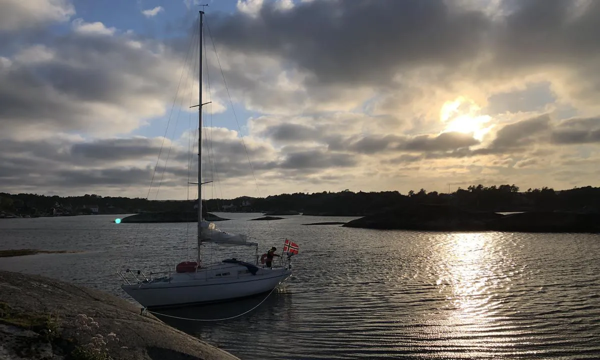 Fortøyd mot bolter på Dapholmane utenfor Portør havn.