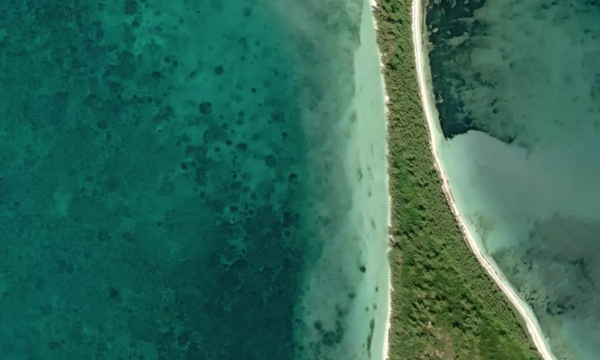 Flyfoto av Powell Cay