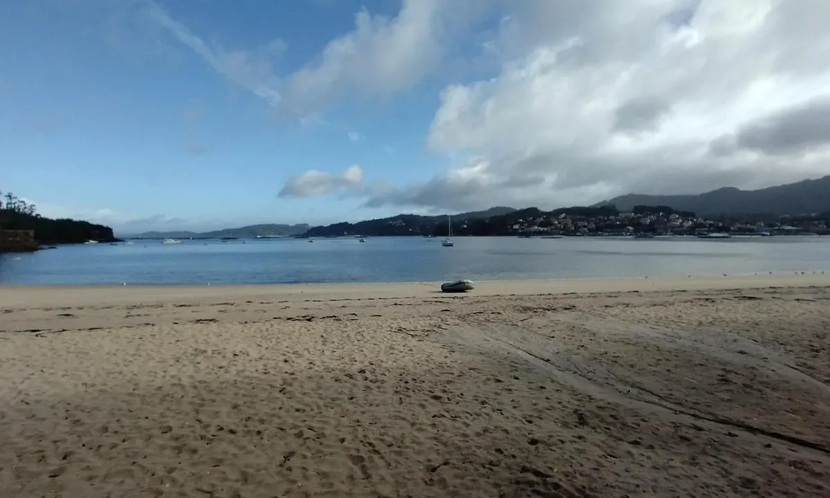 {"base": "en", "no": "Fin strand med enkel adkomst med jolle.", "se": "Fin strand med l\u00e4tt tillg\u00e4nglighet med jolle.", "en": "Nice beach with easy access with a dinghy.", "da": "Dejlig strand med nem adgang med en jolle.", "fr": "Belle plage avec un acc\u00e8s facile en annexe.", "de": "Sch\u00f6ner Strand mit leichtem Zugang mit einem Dingi.", "es": "Bonita playa con f\u00e1cil acceso en bote auxiliar.", "it": "Spiaggia piacevole con facile accesso con un gommone.", "pt": "Bela praia com f\u00e1cil acesso com um bote.", "nl": "Mooi strand met gemakkelijke toegang met een bijboot.", "pl": "\u0141adna pla\u017ca z \u0142atwym dost\u0119pem dla pontonu.", "uk": "\u0413\u0430\u0440\u043d\u0438\u0439 \u043f\u043b\u044f\u0436 \u0437 \u043b\u0435\u0433\u043a\u0438\u043c \u0434\u043e\u0441\u0442\u0443\u043f\u043e\u043c \u043d\u0430 \u0448\u043b\u044e\u043f\u0446\u0456.", "ro": "Plaj\u0103 frumoas\u0103 cu acces u\u0219or cu o \u0219alup\u0103.", "tr": "G\u00fczel bir plaj, sandal ile kolay eri\u015fim sa\u011flanabilir.", "el": "\u038c\u03bc\u03bf\u03c1\u03c6\u03b7 \u03c0\u03b1\u03c1\u03b1\u03bb\u03af\u03b1 \u03bc\u03b5 \u03b5\u03cd\u03ba\u03bf\u03bb\u03b7 \u03c0\u03c1\u03cc\u03c3\u03b2\u03b1\u03c3\u03b7 \u03bc\u03b5 \u03c6\u03bf\u03c5\u03c3\u03ba\u03c9\u03c4\u03ae \u03b2\u03ac\u03c1\u03ba\u03b1.", "cs": "P\u011bkn\u00e1 pl\u00e1\u017e s snadn\u00fdm p\u0159\u00edstupem \u010dlunem.", "hu": "Sz\u00e9p strand, k\u00f6nny\u0171 megk\u00f6zel\u00edt\u00e9ssel egy gumics\u00f3nakkal.", "fi": "Mukava ranta, jonne p\u00e4\u00e4see helposti jollalla.", "bg": "\u0425\u0443\u0431\u0430\u0432 \u043f\u043b\u0430\u0436 \u0441 \u043b\u0435\u0441\u0435\u043d \u0434\u043e\u0441\u0442\u044a\u043f \u0441 \u043d\u0430\u0434\u0443\u0432\u0430\u0435\u043c\u0430 \u043b\u043e\u0434\u043a\u0430.", "sr": "Lepa pla\u017ea sa lakim pristupom pomo\u0107u \u010damca.", "et": "Ilus rand, kus on h\u00f5lpsasti juurdep\u00e4\u00e4s paadiga.", "lv": "Jauka pludmale ar vieglu piek\u013cuvi ar motorlaivu.", "lt": "Gra\u017eus papl\u016bdimys su lengvu priva\u017eiavimu pripu\u010diama valtimi."}