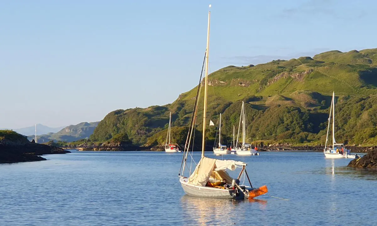Puilladobhrain (Pool of the Otter): {"base": "en", "no": "M\u00f8kkete sj\u00f8bunn, godt feste", "se": "Mjuk botten, bra f\u00e4ste", "en": "Muddy sea bed, good holding", "da": "Mudret havbund, god ankerplads"}