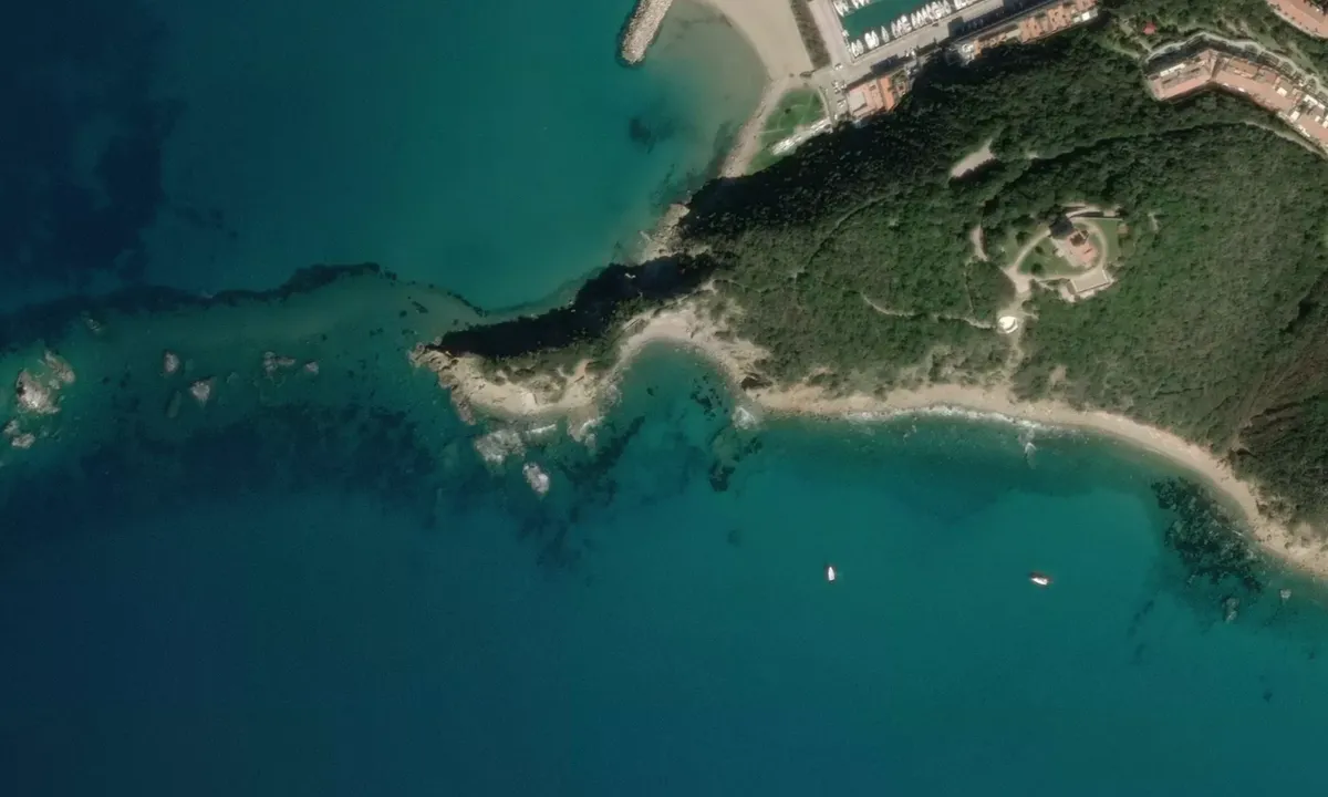 Flyfoto av Punta Ala