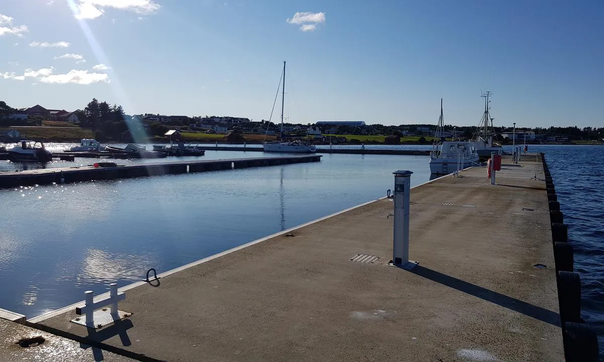 Rabben marina - temporarily closed: Fortøyer på innsiden av bølgedemper, solide pullerter.