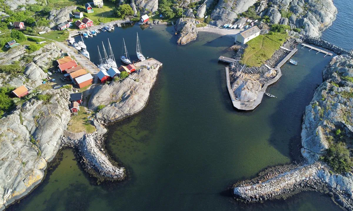 The approach to Ramsö. Sailboats moor in the inner harbour on the left, and smaller motorboats along the pier just in front as you enter the harbour.