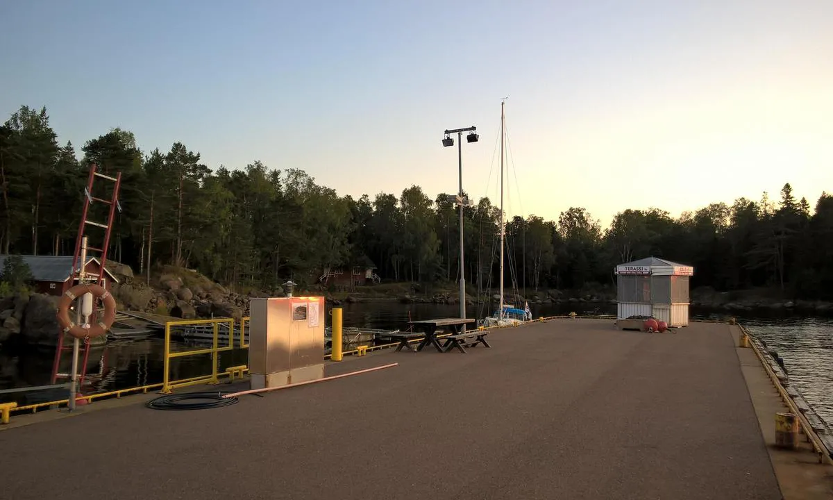 Rankki: {"base": "en", "no": "Gammel milit\u00e6rhavn, n\u00e5 mulig \u00e5 bes\u00f8ke. Sommerrestaurant, relikvier fra andre verdenskrig - gamle milit\u00e6rbrakker. Regul\u00e6r ferge om sommeren.", "se": "Gamla milit\u00e4rhamnen, nu m\u00f6jlig att bes\u00f6ka. Sommarrestaurang, reliker fr\u00e5n andra v\u00e4rldskriget - gamla milit\u00e4rbaracker. Regelbunden f\u00e4rja p\u00e5 sommaren.", "en": "Old military harbour, now possible to visit. Summer restaurant, WWII relics - old military barracks. Regular ferry summer time.", "da": "Gammel milit\u00e6rhavn, nu muligt at bes\u00f8ge. Sommerrestaurant, relikvier fra Anden Verdenskrig - gamle milit\u00e6rbarakker. Regelm\u00e6ssig f\u00e6rge om sommeren."}