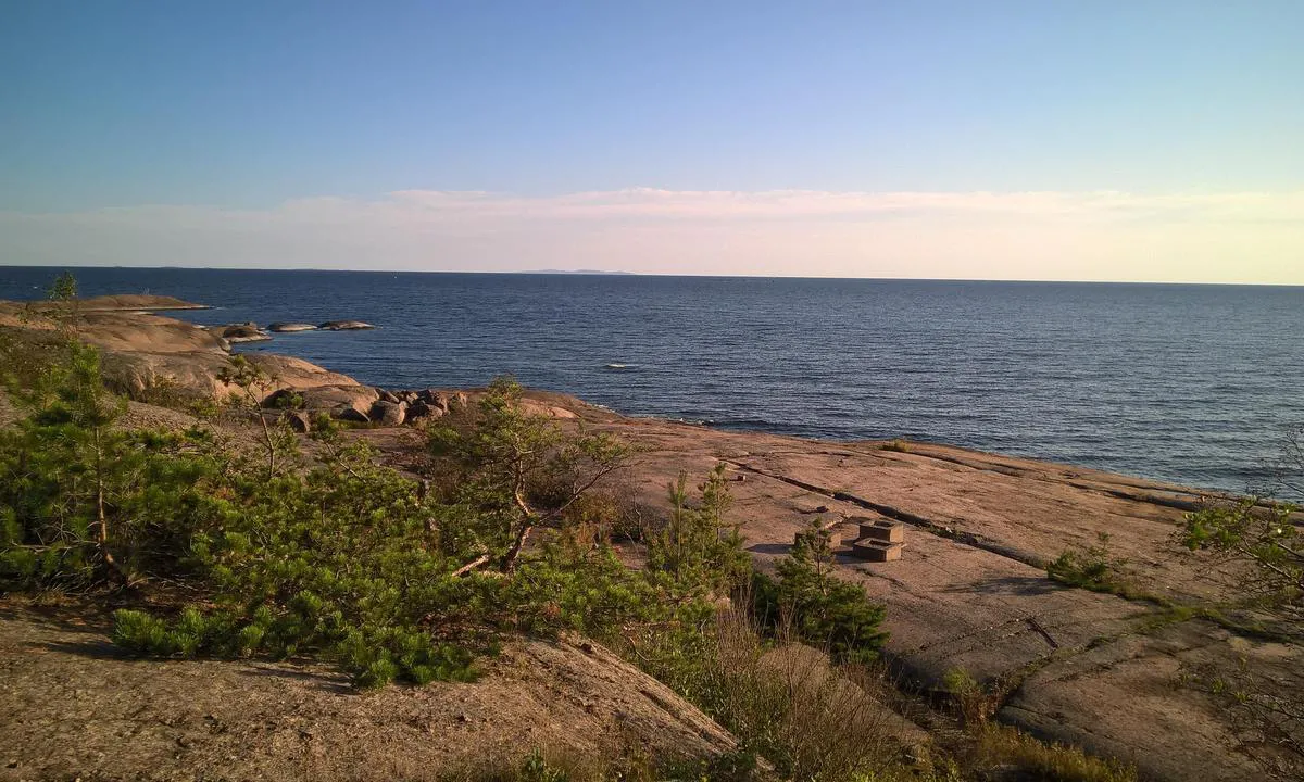 Rankki: {"base": "en", "no": "Det er mulig \u00e5 se det russisk invaderte Suursaari, som pleide \u00e5 v\u00e6re en kjent finsk ferie- og bolig\u00f8y. N\u00e5 en russisk milit\u00e6r\u00f8y. I 2019 bygde Russland en milit\u00e6r heliport med plass til flere helikoptre og en drivstoffstasjon p\u00e5 Suursaari-\u00f8ya. Det er IKKE mulig \u00e5 krysse grensen og g\u00e5 i land p\u00e5 Suursaari.", "se": "Det \u00e4r m\u00f6jligt att se den ryska invaderade Suursaari, som brukade vara en k\u00e4nd finsk semester- och bostads\u00f6. Nu \u00e4r det en rysk milit\u00e4r \u00f6. \u00c5r 2019 byggde Ryssland en milit\u00e4r heliport med plats f\u00f6r flera helikoptrar och en br\u00e4nslestation p\u00e5 Suursaari. Det \u00e4r INTE m\u00f6jligt att korsa gr\u00e4nsen och komma in p\u00e5 Suursaari.", "en": "It's possible to see Russian invaded Suursaari, used to be famous Finnish hollyday and residential island. Now Russian military island. In 2019, Russia built a military heliport with room for multiple helicopters and a refueling station on the Suursaari island. It's NOT possible to cross boarder and enter Suursaari.", "da": "Det er muligt at se det russisk invaderede Suursaari, som tidligere var en ber\u00f8mt finsk feriedestination og beboelses\u00f8. Nu er det en russisk milit\u00e6r\u00f8. I 2019 byggede Rusland en milit\u00e6r heliport med plads til flere helikoptere og en tankstation p\u00e5 Suursaari-\u00f8en. Det er IKKE muligt at krydse gr\u00e6nsen og g\u00e5 i land p\u00e5 Suursaari."}