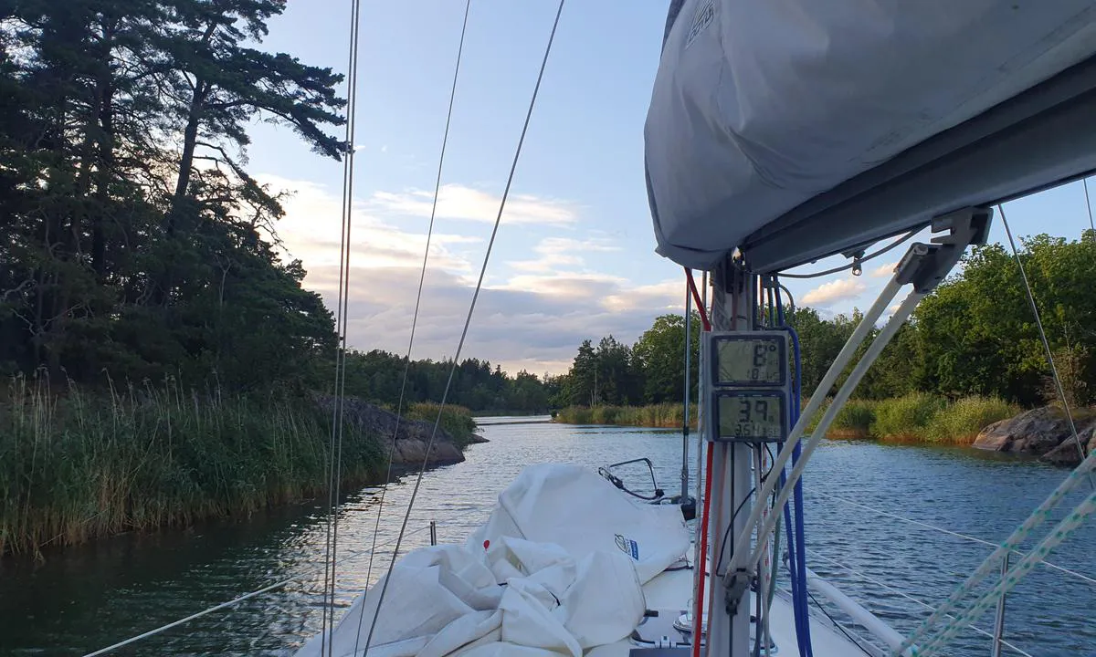{"base": "se", "no": "Innseilingen til Rassa viker er ganske smal, men enkel \u00e5 navigere. Loddet viste 1,8 m som minst, men hoppet veldig mye, s\u00e5 det er trolig sj\u00f8gress.", "se": "Infarten till Rassa vikar \u00e4r ganska smal men enkel att navigera. Lodet visade 1,8 m som minst men hoppade v\u00e4ldigt mycket s\u00e5 det \u00e4r troligtvis sj\u00f6gr\u00e4s.", "en": "The entrance to Rassa Bay is quite narrow but easy to navigate. The depth sounder showed 1.8 m at the shallowest but fluctuated a lot, so it is most likely seaweed.", "da": "Indsejlingen til Rassa vige er ret smal men nem at navigere. Loddet viste mindst 1,8 m, men sprang meget, s\u00e5 det er sandsynligvis s\u00f8gr\u00e6s.", "fr": "L'entr\u00e9e des baies de Rassa est assez \u00e9troite mais facile \u00e0 naviguer. Le sondeur indiquait au minimum 1,8 m, mais les relev\u00e9s \u00e9taient tr\u00e8s variables, il s'agit probablement d'herbiers marins.", "de": "Die Einfahrt zu den Rassa-Buchten ist ziemlich schmal, aber einfach zu navigieren. Das Lot zeigte mindestens 1,8 m an, sprang jedoch stark, was h\u00f6chstwahrscheinlich Seegras ist.", "es": "La entrada a las bah\u00edas de Rassa es bastante estrecha pero f\u00e1cil de navegar. El ecobat\u00edmetro mostr\u00f3 un m\u00ednimo de 1,8 m, pero fluctuaba mucho, por lo que probablemente sea pasto marino.", "it": "L'ingresso alle baie di Rassa \u00e8 piuttosto stretto ma facile da navigare. Il profondimetro indicava almeno 1,8 m ma oscillava molto, quindi probabilmente si tratta di fanerogame marine.", "pt": "A entrada para a enseada de Rassa \u00e9 bastante estreita, mas f\u00e1cil de navegar. O eco-sonda marcou no m\u00ednimo 1,8 m, mas os valores oscilaram muito, provavelmente devido a ervas marinhas.", "nl": "De ingang naar Rassa baai is vrij smal maar eenvoudig te navigeren. De dieptemeter gaf minimaal 1,8 m aan, maar sprong sterk, dus het is waarschijnlijk zeegras.", "pl": "Wej\u015bcie do zatok Rassa jest do\u015b\u0107 w\u0105skie, ale \u0142atwe do nawigacji. Echosonda pokazywa\u0142a co najmniej 1,8 m, jednak wskazania by\u0142y bardzo niestabilne, wi\u0119c prawdopodobnie to wodorosty.", "uk": "\u0412\u0445\u0456\u0434 \u0434\u043e \u0431\u0443\u0445\u0442\u0438 \u0420\u0430\u0441\u0441\u0430 \u0434\u043e\u0441\u0438\u0442\u044c \u0432\u0443\u0437\u044c\u043a\u0438\u0439, \u0430\u043b\u0435 \u043f\u0440\u043e\u0441\u0442\u0438\u0439 \u0434\u043b\u044f \u043d\u0430\u0432\u0456\u0433\u0430\u0446\u0456\u0457. \u0413\u043b\u0438\u0431\u0438\u043d\u0430 \u043f\u043e\u043a\u0430\u0437\u0430\u043b\u0430 \u043c\u0456\u043d\u0456\u043c\u0443\u043c 1,8 \u043c, \u0430\u043b\u0435 \u043a\u043e\u043b\u0438\u0432\u0430\u043b\u0430\u0441\u044c \u0434\u0443\u0436\u0435 \u0441\u0438\u043b\u044c\u043d\u043e, \u0442\u043e\u043c\u0443 \u0439\u043c\u043e\u0432\u0456\u0440\u043d\u043e \u0446\u0435 \u0432\u043e\u0434\u043e\u0440\u043e\u0441\u0442\u0456.", "ro": "Intrarea \u00een golfurile Rassa este destul de \u00eengust\u0103, dar u\u0219or de navigat. Ecoul a indicat cel pu\u021bin 1,8 m, dar a fluctuat foarte mult, deci cel mai probabil este vorba de iarb\u0103 marin\u0103.", "tr": "Rassa koylar\u0131na giri\u015f olduk\u00e7a dar ama seyir a\u00e7\u0131s\u0131ndan kolayd\u0131r. Sokmak, en az 1,8 m derinli\u011fi g\u00f6sterdi ancak \u00e7ok dalgal\u0131yd\u0131, bu muhtemelen deniz otu nedeniyle.", "el": "\u0397 \u03b5\u03af\u03c3\u03bf\u03b4\u03bf\u03c2 \u03c3\u03c4\u03bf\u03c5\u03c2 \u03ba\u03cc\u03bb\u03c0\u03bf\u03c5\u03c2 Rassa \u03b5\u03af\u03bd\u03b1\u03b9 \u03b1\u03c1\u03ba\u03b5\u03c4\u03ac \u03c3\u03c4\u03b5\u03bd\u03ae \u03b1\u03bb\u03bb\u03ac \u03b5\u03cd\u03ba\u03bf\u03bb\u03b7 \u03c3\u03c4\u03b7\u03bd \u03c0\u03bb\u03bf\u03ae\u03b3\u03b7\u03c3\u03b7. \u039f \u03b7\u03c7\u03bf\u03b2\u03bf\u03bb\u03b9\u03c3\u03c4\u03ae\u03c2 \u03ad\u03b4\u03b5\u03b9\u03be\u03b5 \u03c4\u03bf\u03c5\u03bb\u03ac\u03c7\u03b9\u03c3\u03c4\u03bf\u03bd 1,8 \u03bc\u03ad\u03c4\u03c1\u03b1 \u03b2\u03ac\u03b8\u03bf\u03c2, \u03b1\u03bb\u03bb\u03ac \u03bf\u03b9 \u03b4\u03b5\u03af\u03ba\u03c4\u03b5\u03c2 \u03c0\u03b1\u03c1\u03bf\u03c5\u03c3\u03af\u03b1\u03b6\u03b1\u03bd \u03bc\u03b5\u03b3\u03ac\u03bb\u03b7 \u03b4\u03b9\u03b1\u03ba\u03cd\u03bc\u03b1\u03bd\u03c3\u03b7, \u03ba\u03ac\u03c4\u03b9 \u03c0\u03bf\u03c5 \u03c0\u03b9\u03b8\u03b1\u03bd\u03cc\u03c4\u03b1\u03c4\u03b1 \u03bf\u03c6\u03b5\u03af\u03bb\u03b5\u03c4\u03b1\u03b9 \u03c3\u03b5 \u03b8\u03b1\u03bb\u03ac\u03c3\u03c3\u03b9\u03b1 \u03c7\u03cc\u03c1\u03c4\u03b1.", "cs": "Vstup do z\u00e1liv\u016f Rassa je pom\u011brn\u011b \u00fazk\u00fd, ale snadno se v n\u011bm naviguje. Hloubkom\u011br ukazoval minim\u00e1ln\u011b 1,8 m, ale hodnoty velmi kol\u00edsaly, pravd\u011bpodobn\u011b kv\u016fli mo\u0159sk\u00fdm \u0159as\u00e1m.", "hu": "Rassa-\u00f6bl\u00f6k bej\u00e1rata meglehet\u0151sen sz\u0171k, de k\u00f6nnyen navig\u00e1lhat\u00f3. A m\u00e9lys\u00e9gm\u00e9r\u0151 legalacsonyabb \u00e9rt\u00e9ke 1,8 m volt, de nagyon ingadozott, val\u00f3sz\u00edn\u0171leg tengeri alga miatt.", "fi": "Sis\u00e4\u00e4nk\u00e4ynti Rassan poukamiin on melko kapea mutta helppo navigoida. Syvyysmittari n\u00e4ytti v\u00e4hint\u00e4\u00e4n 1,8 m, mutta heitteli paljon, joten todenn\u00e4k\u00f6isesti kyseess\u00e4 on merihein\u00e4\u00e4.", "bg": "\u0412\u0445\u043e\u0434\u044a\u0442 \u043a\u044a\u043c \u0437\u0430\u043b\u0438\u0432\u0438\u0442\u0435 \u0420\u0430\u0441\u0430 \u0435 \u0434\u043e\u0441\u0442\u0430 \u0442\u0435\u0441\u0435\u043d, \u043d\u043e \u043b\u0435\u0441\u0435\u043d \u0437\u0430 \u043d\u0430\u0432\u0438\u0433\u0430\u0446\u0438\u044f. \u0414\u044a\u043b\u0431\u043e\u0447\u0438\u043d\u043e\u043c\u0435\u0440\u044a\u0442 \u043f\u043e\u043a\u0430\u0437\u0430 \u043c\u0438\u043d\u0438\u043c\u0443\u043c 1,8 \u043c, \u043d\u043e \u043f\u043e\u043a\u0430\u0437\u0430\u043d\u0438\u044f\u0442\u0430 \u0432\u0430\u0440\u0438\u0440\u0430\u0445\u0430 \u043c\u043d\u043e\u0433\u043e, \u0442\u0430\u043a\u0430 \u0447\u0435 \u0432\u0435\u0440\u043e\u044f\u0442\u043d\u043e \u0441\u0442\u0430\u0432\u0430 \u0434\u0443\u043c\u0430 \u0437\u0430 \u043c\u043e\u0440\u0441\u043a\u0438 \u0442\u0440\u0435\u0432\u0438.", "sr": "Pristup Rassa uvalama je prili\u010dno uzak, ali jednostavan za navigaciju. Dubinomjer je pokazivao najmanje 1,8 m, ali je skakao veoma \u010desto, pa je verovatno u pitanju morska trava.", "et": "S\u00f5it Rassa lahtedesse on \u00fcsna kitsas, kuid lihtne navigeerida. S\u00fcgavusn\u00e4idik n\u00e4itas minimaalselt 1,8 m, kuid k\u00f5ikus \u00fcsna palju, seega on t\u00f5en\u00e4oliselt tegu mererohuga.", "lv": "Ieeja Rassa l\u012b\u010dos ir sam\u0113r\u0101 \u0161aura, bet viegli izbraucama. Eholots r\u0101d\u012bja vismaz 1,8 m, ta\u010du dati \u013coti sv\u0101rst\u012bj\u0101s, t\u0101p\u0113c, visticam\u0101k, t\u0101 ir j\u016brasz\u0101le.", "lt": "\u012eplaukimas \u012f Rassa \u012flankas yra gana siauras, bet lengvai naviguojamas. Giljotinos rodykl\u0117 rod\u0117 ma\u017eiausiai 1,8 m, ta\u010diau rodmenys labai svyravo, tod\u0117l grei\u010diausiai tai yra j\u016bros \u017eol\u0117."}