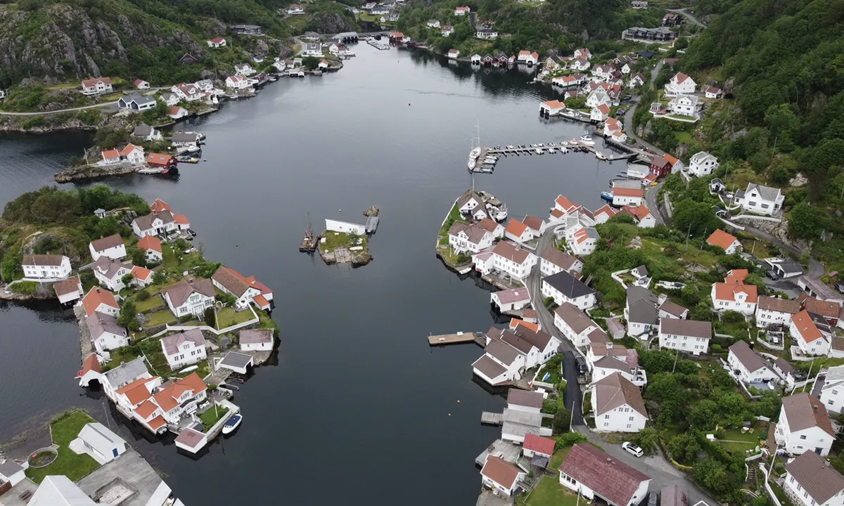 Rasvåg: Gjestehavna er flytebryggen til høyre.