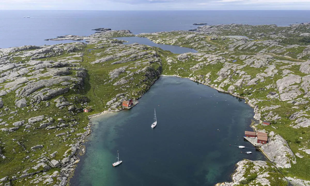 Rausvågen: {"base": "no", "no": "Det er god plass til flere seilb\u00e5ter p\u00e5 svai.", "se": "Det finns gott om plats f\u00f6r flera segelb\u00e5tar att ankra.", "en": "There is ample space for several sailboats to anchor.", "da": "Der er god plads til flere sejlskibe p\u00e5 svaj.", "fr": "Il y a de la place pour plusieurs voiliers \u00e0 l'ancre.", "de": "Es gibt ausreichend Platz f\u00fcr mehrere Segelboote zum Schwojen.", "es": "Hay buen espacio para varios veleros en fondeo.", "it": "C'\u00e8 ampio spazio per diverse barche a vela in rada.", "pt": "H\u00e1 bastante espa\u00e7o para v\u00e1rios veleiros ao redor.", "nl": "Er is voldoende ruimte voor meerdere zeilboten om voor anker te liggen.", "pl": "Jest wystarczaj\u0105co miejsca dla kilku \u017cagl\u00f3wek, aby zakotwiczy\u0107.", "uk": "\u0404 \u0434\u043e\u0441\u0442\u0430\u0442\u043d\u044c\u043e \u043c\u0456\u0441\u0446\u044f \u0434\u043b\u044f \u043a\u0456\u043b\u044c\u043a\u043e\u0445 \u0432\u0456\u0442\u0440\u0438\u043b\u044c\u043d\u0438\u043a\u0456\u0432 \u043d\u0430 \u044f\u043a\u043e\u0440\u0456.", "ro": "Exist\u0103 suficient spa\u021biu pentru mai multe b\u0103rci cu vele s\u0103 ancoreze.", "tr": "Bir\u00e7ok yelkenli tekne i\u00e7in demirleme alan\u0131 mevcuttur.", "el": "\u03a5\u03c0\u03ac\u03c1\u03c7\u03b5\u03b9 \u03b1\u03c1\u03ba\u03b5\u03c4\u03cc\u03c2 \u03c7\u03ce\u03c1\u03bf\u03c2 \u03b3\u03b9\u03b1 \u03c0\u03bf\u03bb\u03bb\u03ac \u03b9\u03c3\u03c4\u03b9\u03bf\u03c6\u03cc\u03c1\u03b1 \u03c3\u03c4\u03bf \u03b1\u03b3\u03ba\u03c5\u03c1\u03bf\u03b2\u03cc\u03bb\u03b9\u03bf.", "cs": "Je zde dostatek m\u00edsta pro v\u00edce plachetnic na kotv\u011b.", "hu": "Van el\u00e9g hely t\u00f6bb vitorl\u00e1snak a horgonyz\u00e1sra.", "fi": "Tilaa on runsaasti useille ankkuroituneille purjeveneille.", "bg": "\u0418\u043c\u0430 \u0434\u043e\u0441\u0442\u0430\u0442\u044a\u0447\u043d\u043e \u043c\u044f\u0441\u0442\u043e \u0437\u0430 \u043e\u0449\u0435 \u043f\u043b\u0430\u0442\u043d\u043e\u0445\u043e\u0434\u043a\u0438 \u043d\u0430 \u043a\u043e\u0442\u0432\u0430.", "sr": "Ima dovoljno mesta za vi\u0161e jedrilica na sidru.", "et": "Rohkesti ruumi on veel purjelaevade jaoks ulpimiskohal.", "lv": "Ir pietiekami daudz vietas vair\u0101kiem buriniekiem, lai \u0161\u016bpotos.", "lt": "Yra pakankamai vietos, kad keletas burlaivi\u0173 gal\u0117t\u0173 inkaruotis."}