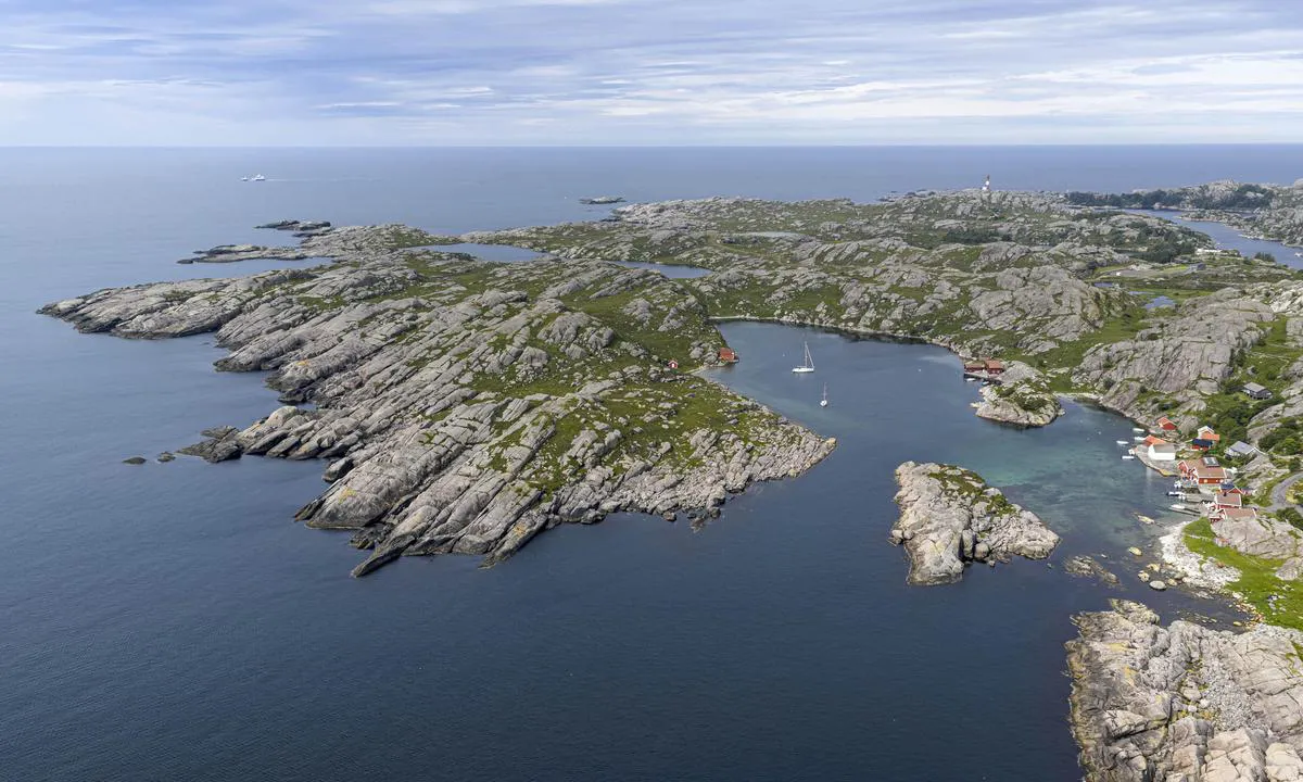 Rausvågen: {"base": "no", "no": "Rausv\u00e5gen en lun naturhavn ytterst p\u00e5 Eiger\u00f8y. Eiger\u00f8y fyr i bakgrunnen.", "se": "Rausv\u00e5gen en lugn naturhamn ytterst p\u00e5 Eiger\u00f8y. Eiger\u00f8y fyr i bakgrunden.", "en": "Rausv\u00e5gen is a sheltered natural harbour at the outermost part of Eiger\u00f8y. Eiger\u00f8y lighthouse in the background.", "da": "Rausv\u00e5gen en rolig naturhavn yderst p\u00e5 Eiger\u00f8. Eiger\u00f8 fyr i baggrunden.", "fr": "Rausv\u00e5gen, un port naturel abrit\u00e9 \u00e0 l'extr\u00e9mit\u00e9 d'Eiger\u00f8y. Le phare d'Eiger\u00f8y en arri\u00e8re-plan.", "de": "Rausv\u00e5gen ist ein gesch\u00fctzter Naturhafen ganz am Ende der Insel Eiger\u00f8y. Im Hintergrund ist der Leuchtturm von Eiger\u00f8y zu sehen.", "es": "Rausv\u00e5gen, un puerto natural resguardado en el extremo de Eiger\u00f8y. Faro de Eiger\u00f8y al fondo.", "it": "Rausv\u00e5gen \u00e8 un porto naturale riparato all'estremit\u00e0 di Eiger\u00f8y. Il faro di Eiger\u00f8y sullo sfondo.", "pt": "Rausv\u00e5gen, um porto natural abrigado na extremidade de Eiger\u00f8y. O farol de Eiger\u00f8y ao fundo.", "nl": "Rausv\u00e5gen een beschutte natuurlijke haven op het uiterste puntje van Eiger\u00f8y. Eiger\u00f8y vuurtoren op de achtergrond.", "pl": "Rausv\u00e5gen to zaciszna naturalna przysta\u0144 na kra\u0144cu Eiger\u00f8y. W tle latarnia morska Eiger\u00f8y.", "uk": "\u0420\u0430\u0443\u0441\u0432\u043e\u0433\u0435\u043d - \u0437\u0430\u0442\u0438\u0448\u043d\u0430 \u043f\u0440\u0438\u0440\u043e\u0434\u043d\u0430 \u0433\u0430\u0432\u0430\u043d\u044c \u043d\u0430 \u0441\u0430\u043c\u043e\u043c\u0443 \u043a\u0440\u0430\u044e \u043e\u0441\u0442\u0440\u043e\u0432\u0430 \u0415\u0439\u0433\u0435\u0440\u043e\u0439. \u0423 \u0444\u043e\u043d\u043e\u0432\u043e\u043c\u0443 \u0440\u0435\u0436\u0438\u043c\u0456 \u043c\u0430\u044f\u043a \u0415\u0439\u0433\u0435\u0440\u043e\u0439.", "ro": "Rausv\u00e5gen un port natural lini\u0219tit situat la extremitatea insulei Eiger\u00f8y. Farul Eiger\u00f8y \u00een fundal.", "tr": "Rausv\u00e5gen, Eiger\u00f8y adas\u0131n\u0131n en d\u0131\u015f k\u0131sm\u0131nda yer alan korunakl\u0131 bir do\u011fa liman\u0131d\u0131r. Arkada Eiger\u00f8y deniz feneri.", "el": "\u039f Rausv\u00e5gen \u03b5\u03af\u03bd\u03b1\u03b9 \u03ad\u03bd\u03b1 \u03c6\u03c5\u03c3\u03b9\u03ba\u03cc \u03bb\u03b9\u03bc\u03ac\u03bd\u03b9 \u03c3\u03c4\u03bf \u03c4\u03b5\u03bb\u03b5\u03c5\u03c4\u03b1\u03af\u03bf \u03ac\u03ba\u03c1\u03bf \u03c4\u03bf\u03c5 Eiger\u00f8y. \u039f \u03c6\u03ac\u03c1\u03bf\u03c2 Eiger\u00f8y \u03b5\u03bc\u03c6\u03b1\u03bd\u03af\u03b6\u03b5\u03c4\u03b1\u03b9 \u03c3\u03c4\u03bf \u03c6\u03cc\u03bd\u03c4\u03bf.", "cs": "Rausv\u00e5gen, klidn\u00fd p\u0159\u00edrodn\u00ed p\u0159\u00edstav na sam\u00e9m konci ostrova Eiger\u00f8y. Maj\u00e1k Eiger\u00f8y v pozad\u00ed.", "hu": "Rausv\u00e5gen egy v\u00e9dett term\u00e9szetes kik\u00f6t\u0151 Eiger\u00f8y legk\u00fcls\u0151 r\u00e9sz\u00e9n. Eiger\u00f8y vil\u00e1g\u00edt\u00f3torony a h\u00e1tt\u00e9rben.", "fi": "Rausv\u00e5gen on suojainen luonnonsatama Eiger\u00f8yn ulkopuolella. Eiger\u00f8yn majakka taustalla.", "bg": "\u0420\u0430\u0443\u0441\u0432\u043e\u0435\u043d \u0435 \u0441\u043f\u043e\u043a\u043e\u0439\u043d\u043e \u043f\u0440\u0438\u0440\u043e\u0434\u043d\u043e \u043f\u0440\u0438\u0441\u0442\u0430\u043d\u0438\u0449\u0435 \u0432 \u043a\u0440\u0430\u044f \u043d\u0430 \u043e\u0441\u0442\u0440\u043e\u0432 \u0415\u0439\u0433\u0435\u0440\u043e\u0439. \u0424\u0430\u0440\u044a\u0442 \u043d\u0430 \u0415\u0439\u0433\u0435\u0440\u043e\u0439 \u0435 \u043d\u0430 \u0437\u0430\u0434\u0435\u043d \u043f\u043b\u0430\u043d.", "sr": "Rausv\u00e5gen je mirna prirodna luka na krajnjem delu Eigeroya. Svjetionik Eigeroy u pozadini.", "et": "Rausv\u00e5gen on vaikne looduslik sadam Eiger\u00f8y \u00e4\u00e4res. Taustal Eiger\u00f8y tuletorn.", "lv": "Rausv\u00e5gen ir patv\u0113ruma dabiska osta visatt\u0101l\u0101kaj\u0101 Eigeroy da\u013c\u0101. Eigeroy b\u0101ka fon\u0101.", "lt": "Rausv\u00e5gen - ramus gamtos uostas Eiger\u00f8y pakra\u0161tyje. Eiger\u00f8y \u0161vyturys fone."}