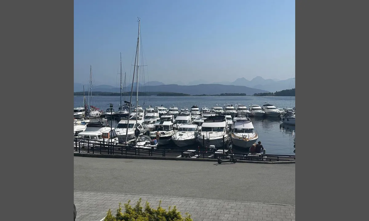 {"base": "no", "no": "Reknes gjestehavn, Molde sentrum.", "se": "Reknes g\u00e4sthamn, Molde centrum.", "en": "Reknes guest harbor, Molde city center.", "da": "Reknes g\u00e6stehavn, Molde centrum.", "fr": "Port de plaisance de Reknes, centre de Molde.", "de": "Reknes G\u00e4stehafen, Molde Zentrum.", "es": "Puerto deportivo de Reknes, centro de Molde.", "it": "Porto turistico di Reknes, centro di Molde.", "pt": "Porto tur\u00edstico de Reknes, centro de Molde.", "nl": "Reknes gastenhaven, Molde centrum.", "pl": "Przysta\u0144 dla go\u015bci Reknes, centrum Molde.", "uk": "\u0413\u043e\u0441\u0442\u044c\u043e\u0432\u0430 \u0433\u0430\u0432\u0430\u043d\u044c \u0420\u0435\u043a\u043d\u0435\u0441, \u0446\u0435\u043d\u0442\u0440 \u041c\u043e\u043b\u0434\u0435.", "ro": "Portul pentru oaspe\u021bi Reknes, centrul Molde.", "tr": "Reknes misafir liman\u0131, Molde merkezi.", "el": "\u039c\u03b1\u03c1\u03af\u03bd\u03b1 \u03b5\u03c0\u03b9\u03c3\u03ba\u03b5\u03c0\u03c4\u03ce\u03bd Reknes, \u03ba\u03ad\u03bd\u03c4\u03c1\u03bf Molde.", "cs": "Reknes p\u0159\u00edstav pro hosty, centrum Molde.", "hu": "Reknes vend\u00e9ghaj\u00f3-kik\u00f6t\u0151, Molde k\u00f6zpontja.", "fi": "Reknes vierassatama, Molden keskusta.", "bg": "\u041f\u0440\u0438\u0441\u0442\u0430\u043d\u0438\u0449\u0435 \u0437\u0430 \u0433\u043e\u0441\u0442\u0438 \u0420\u0435\u043a\u043d\u0435\u0441, \u0446\u0435\u043d\u0442\u044a\u0440 \u041c\u043e\u043b\u0434\u0435.", "sr": "\u041b\u0443\u043a\u0430 \u0437\u0430 \u0433\u043e\u0441\u0442\u0435 \u0420\u0435\u043a\u043d\u0435\u0441, \u0446\u0435\u043d\u0442\u0430\u0440 \u041c\u043e\u043b\u0434\u0435\u0430.", "et": "Reknes k\u00fclalissadam, Molde kesklinn.", "lv": "Reknes viesu osta, Molde centrs.", "lt": "Reknes sve\u010di\u0173 uostas, Molde centras."}