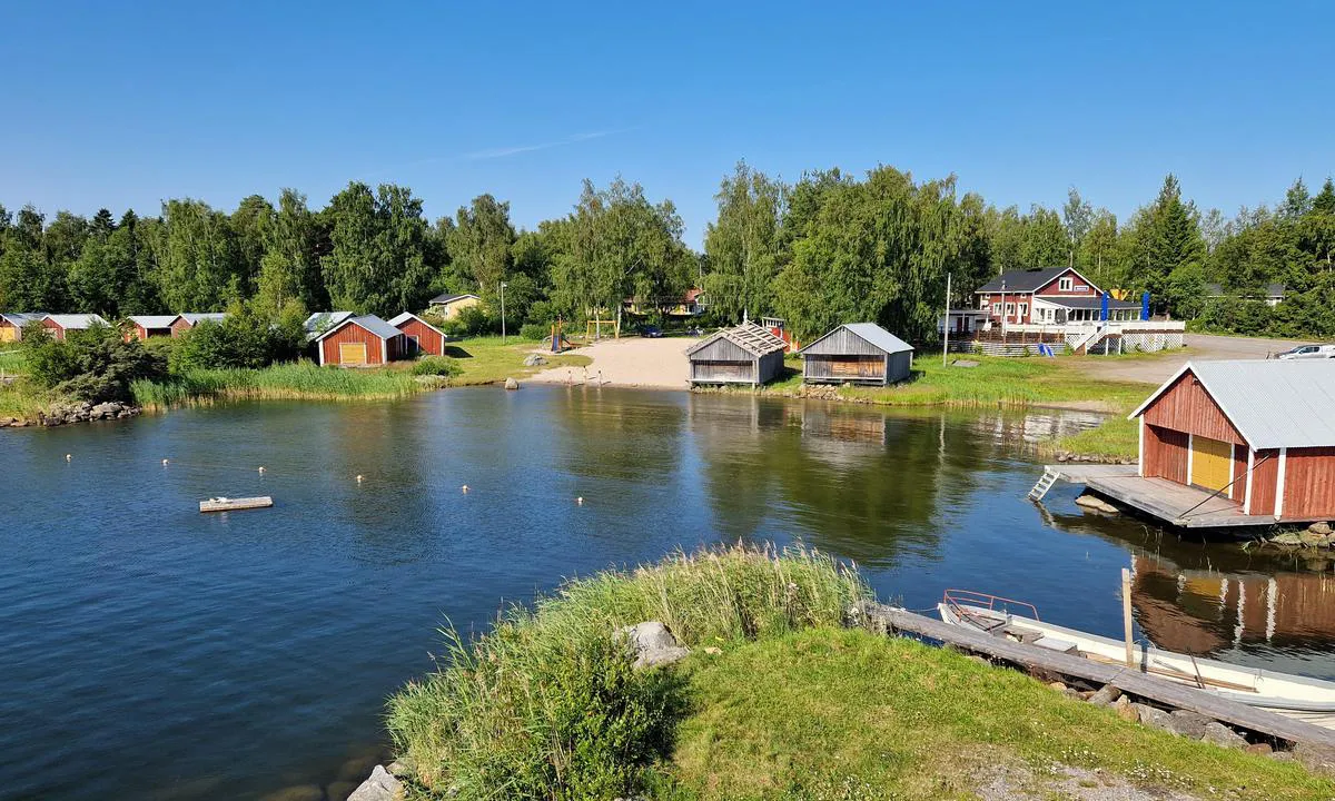Replot Gästhamn: The bathing area with a small sandy beach and a high spring board.