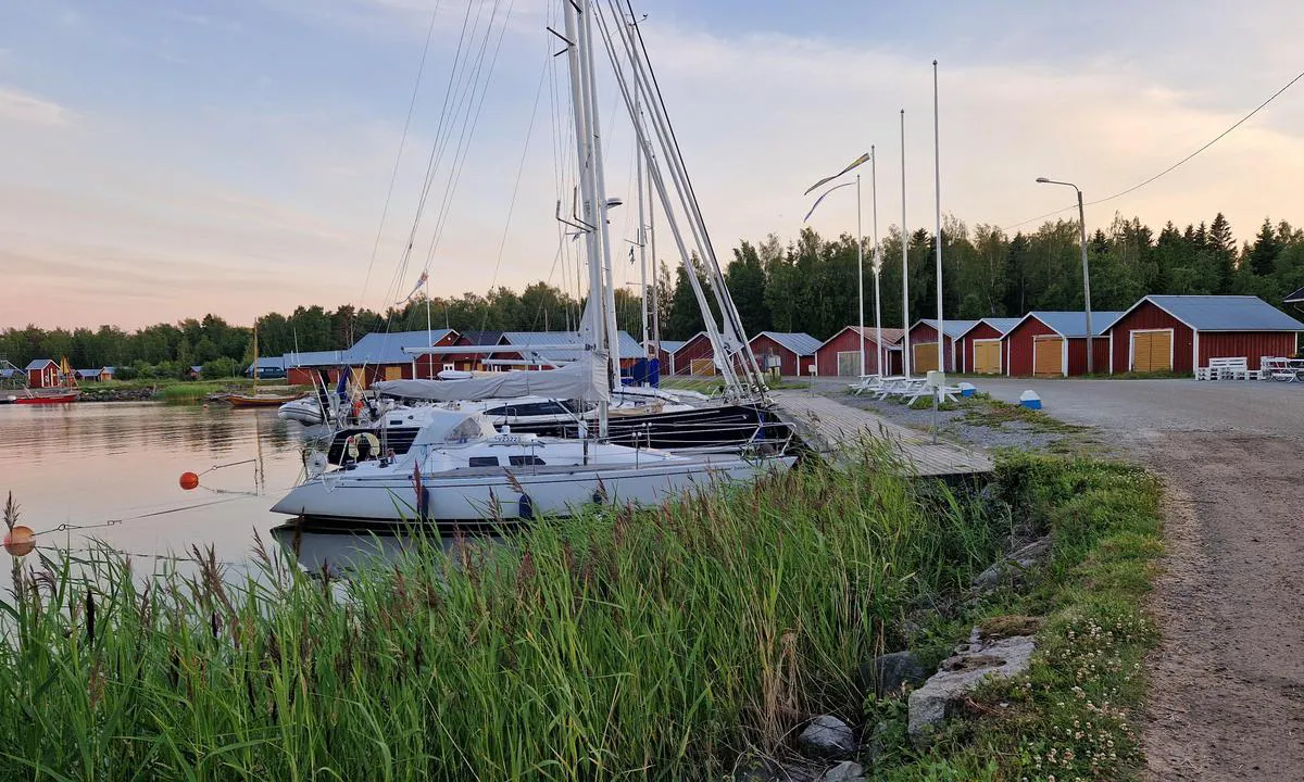 Replot Gästhamn: The area is lovely and offers plenty of nature walks.