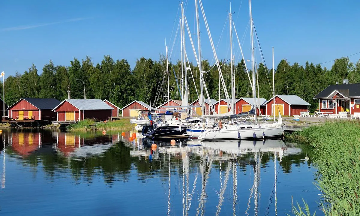 Replot Gästhamn: The North guest pontoon.
Depth 2m.