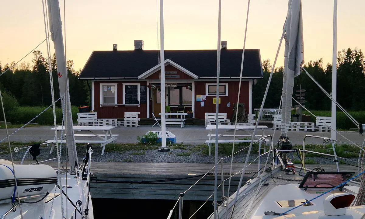 Replot Gästhamn: The harbour master and facilities are facing the North guest pontoon.