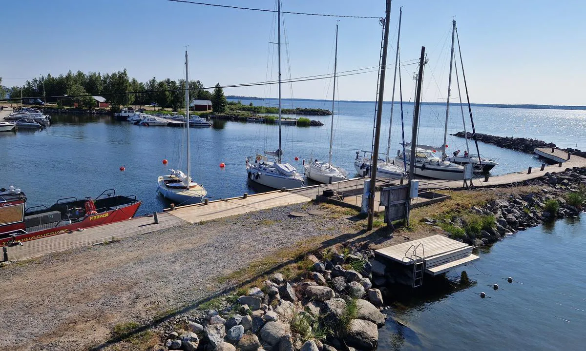 Replot Gästhamn: The south guest pontoon.