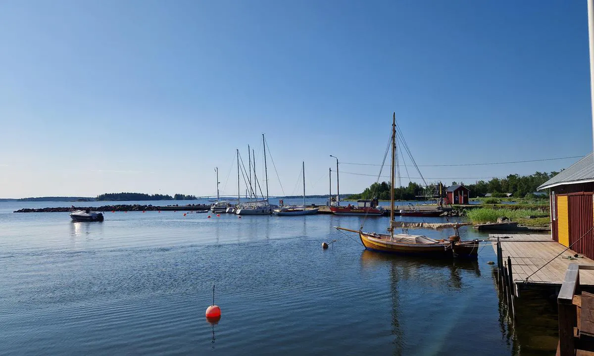 Replot Gästhamn: The South pontoon and entrance.