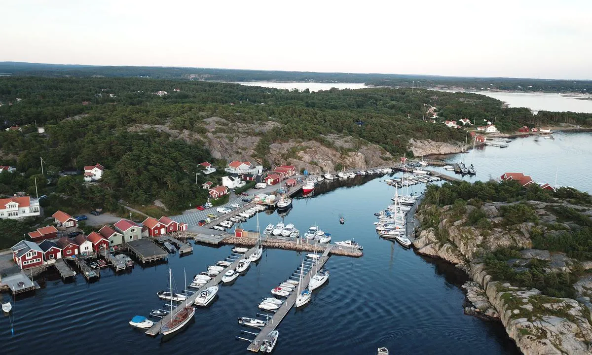 Resö Gästhamn: Flytebrygger i ytre havn og faste brygger indre.