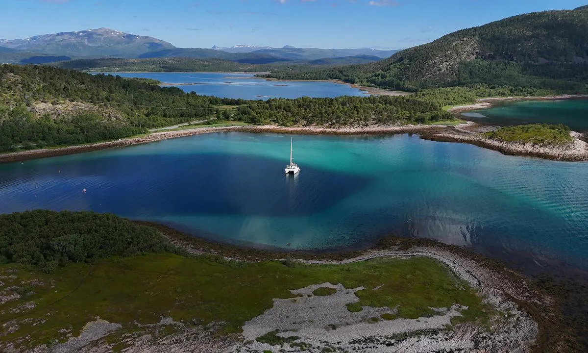 Revshamna: {"base": "en", "no": "Utsikt nord", "se": "Vy norrut", "en": "View north", "da": "Udsigt nord", "fr": "Vue vers le nord", "de": "Blick nach Norden", "es": "Vista al norte", "it": "Vista nord", "pt": "Vista norte", "nl": "Uitzicht naar het noorden", "pl": "Widok na p\u00f3\u0142noc", "uk": "\u0412\u0438\u0434 \u043d\u0430 \u043f\u0456\u0432\u043d\u0456\u0447", "ro": "Vedere spre nord", "tr": "Kuzeye bak\u0131\u015f", "el": "\u0398\u03ad\u03b1 \u03c0\u03c1\u03bf\u03c2 \u03c4\u03bf \u03b2\u03bf\u03c1\u03c1\u03ac", "cs": "Pohled na sever", "hu": "Kil\u00e1t\u00e1s \u00e9szak fel\u00e9", "fi": "N\u00e4k\u00f6ala pohjoiseen", "bg": "\u0418\u0437\u0433\u043b\u0435\u0434 \u043d\u0430 \u0441\u0435\u0432\u0435\u0440", "sr": "Pogled na sever", "et": "Vaade p\u00f5hja poole", "lv": "Skats uz zieme\u013ciem", "lt": "Vaizdas \u012f \u0161iaur\u0119"}