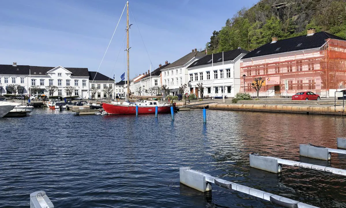 Innerst i Risør havn er det gjesteplasser med akterfortøying.