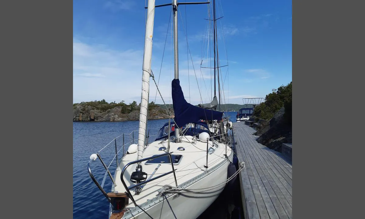 Risør Motorbåtforening - Risøya: Helt i sydenden av "seilbåtdelen", stupebrett ses aktenfor. Det går an å stikke litt ut med baug/akterenden ved stupebrett.